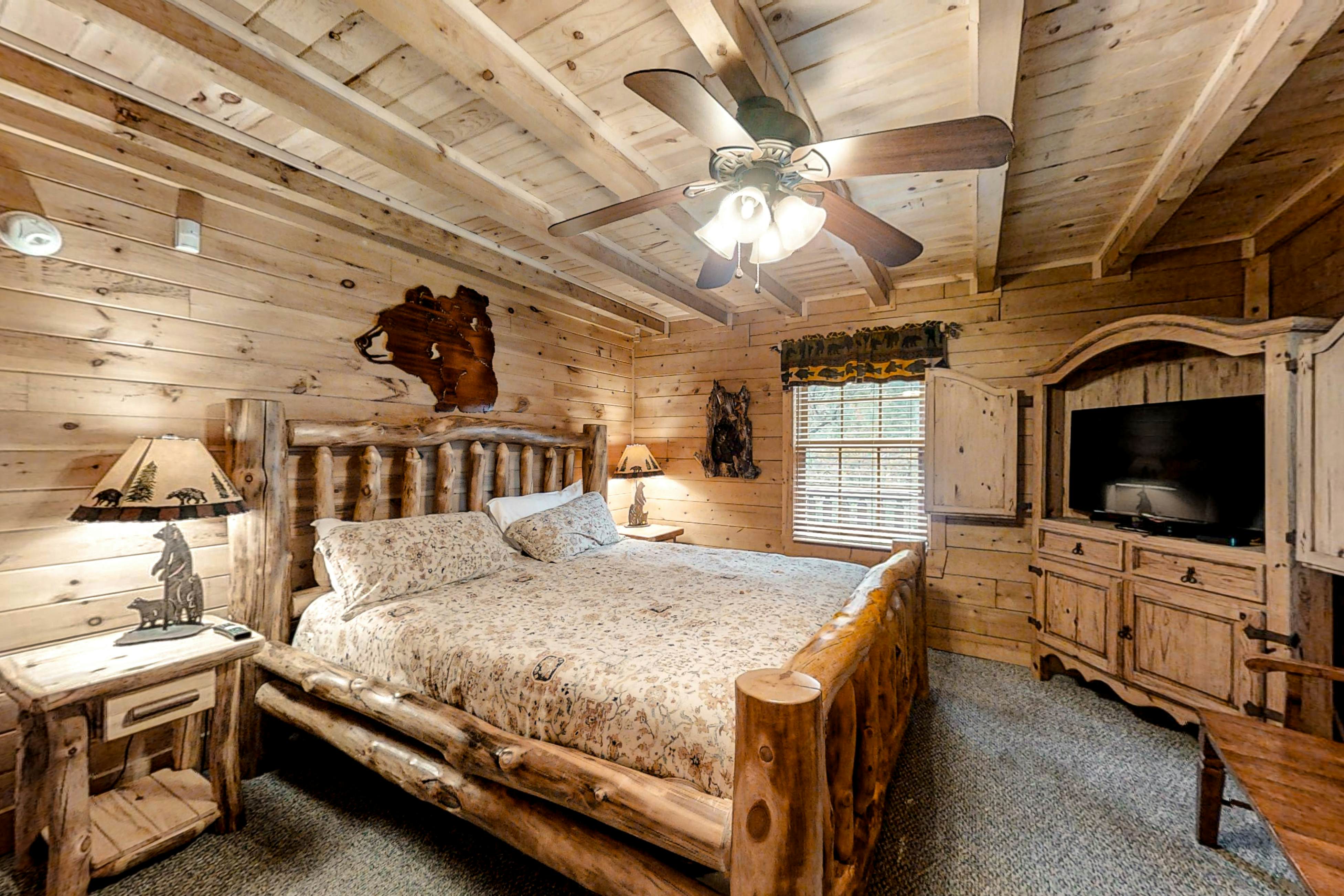 Upscale Cabin W Hot Tub, Sleeps 22・Game Room・Pool