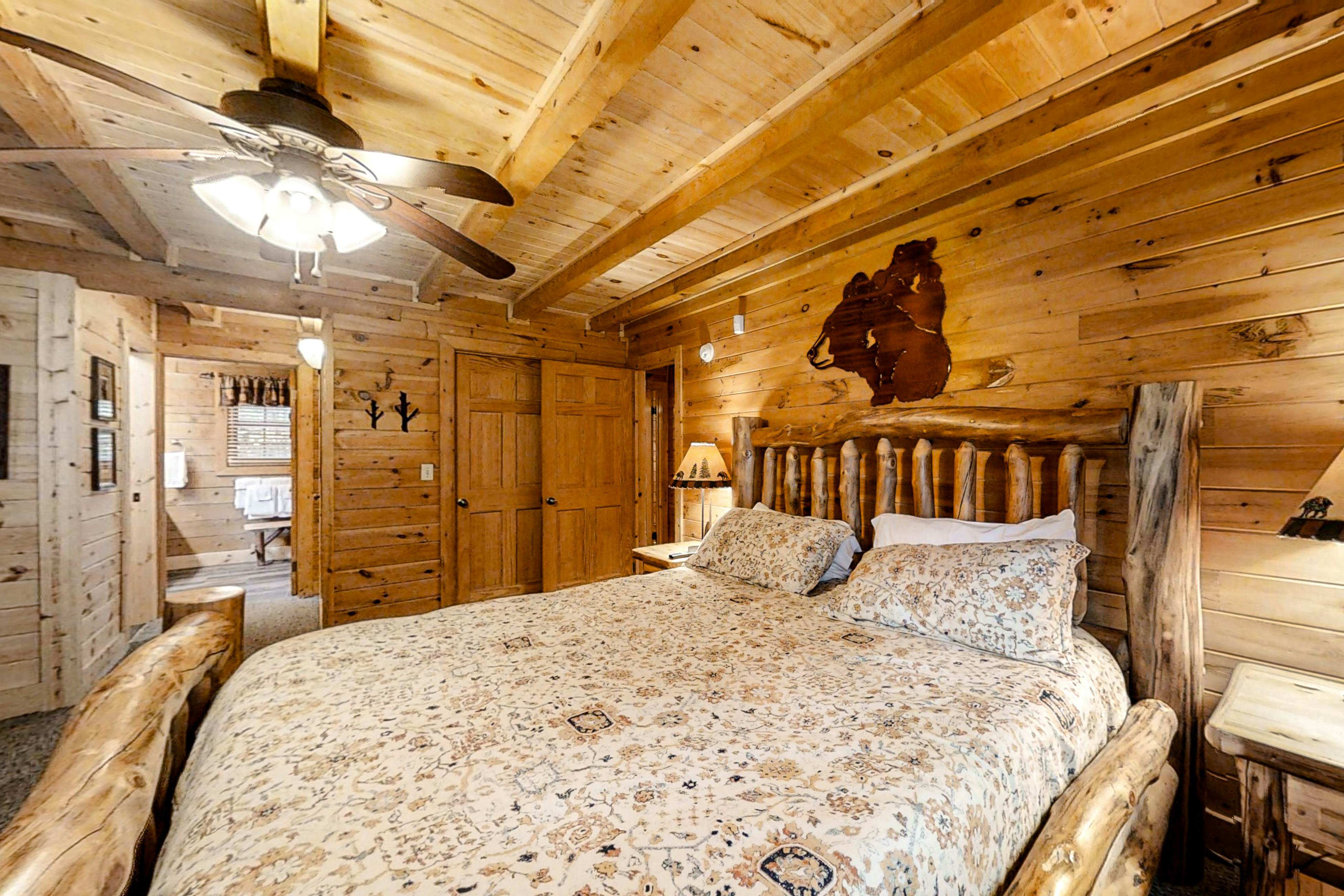Upscale Cabin W Hot Tub, Sleeps 22・Game Room・Pool