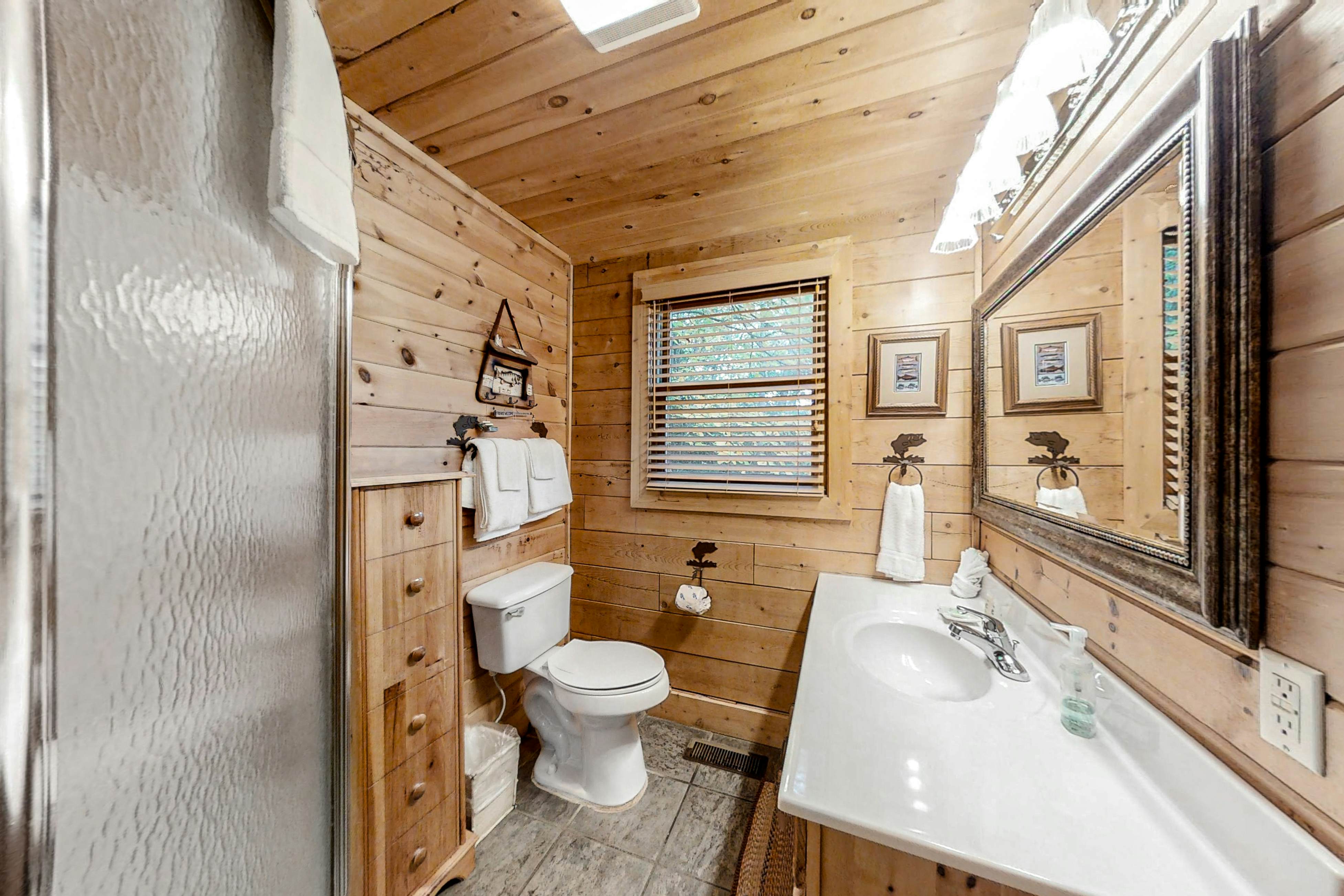 Upscale Cabin W Hot Tub, Sleeps 22・Game Room・Pool