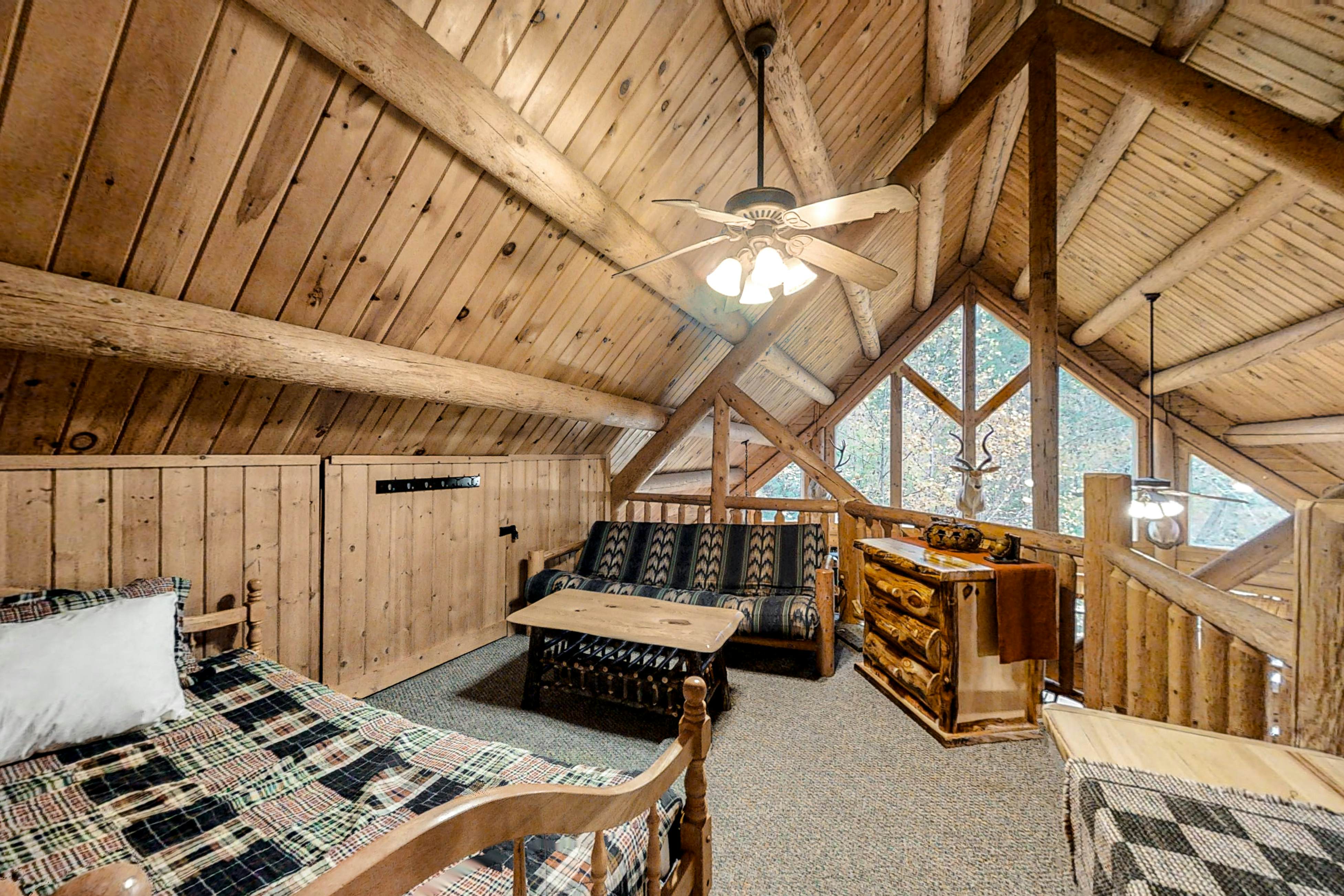 Upscale Cabin W Hot Tub, Sleeps 22・Game Room・Pool