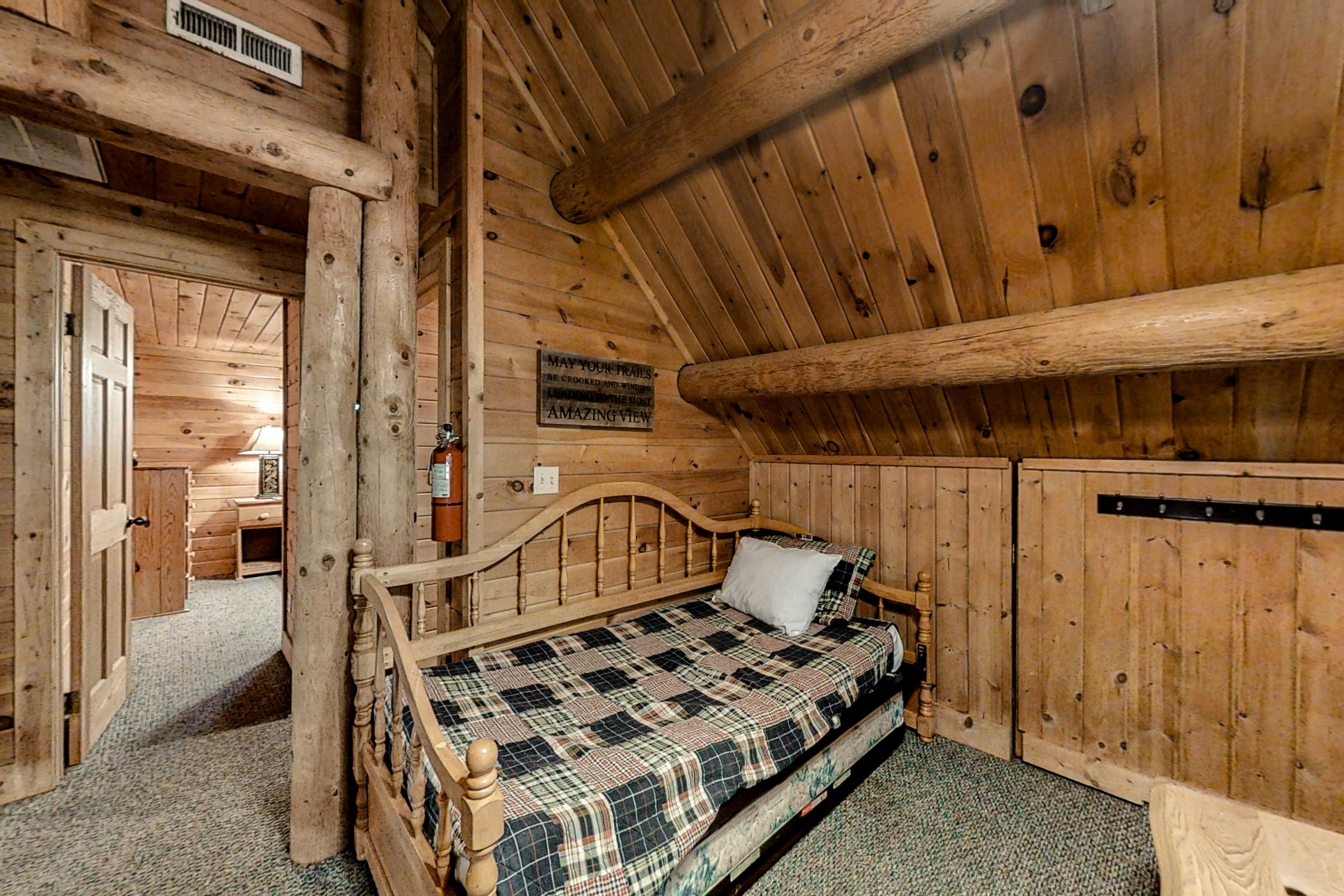 Upscale Cabin W Hot Tub, Sleeps 22・Game Room・Pool