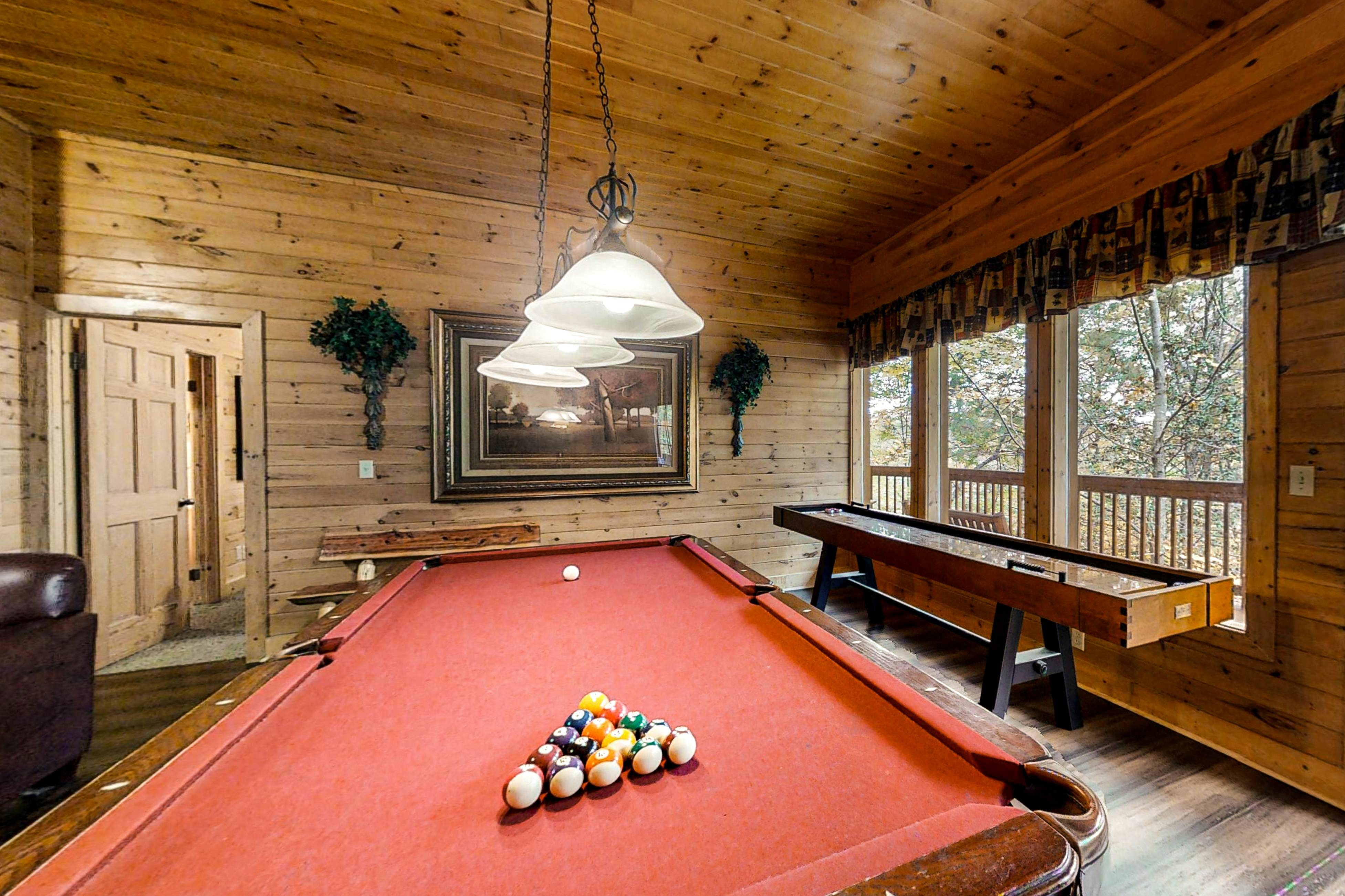 Upscale Cabin W Hot Tub, Sleeps 22・Game Room・Pool