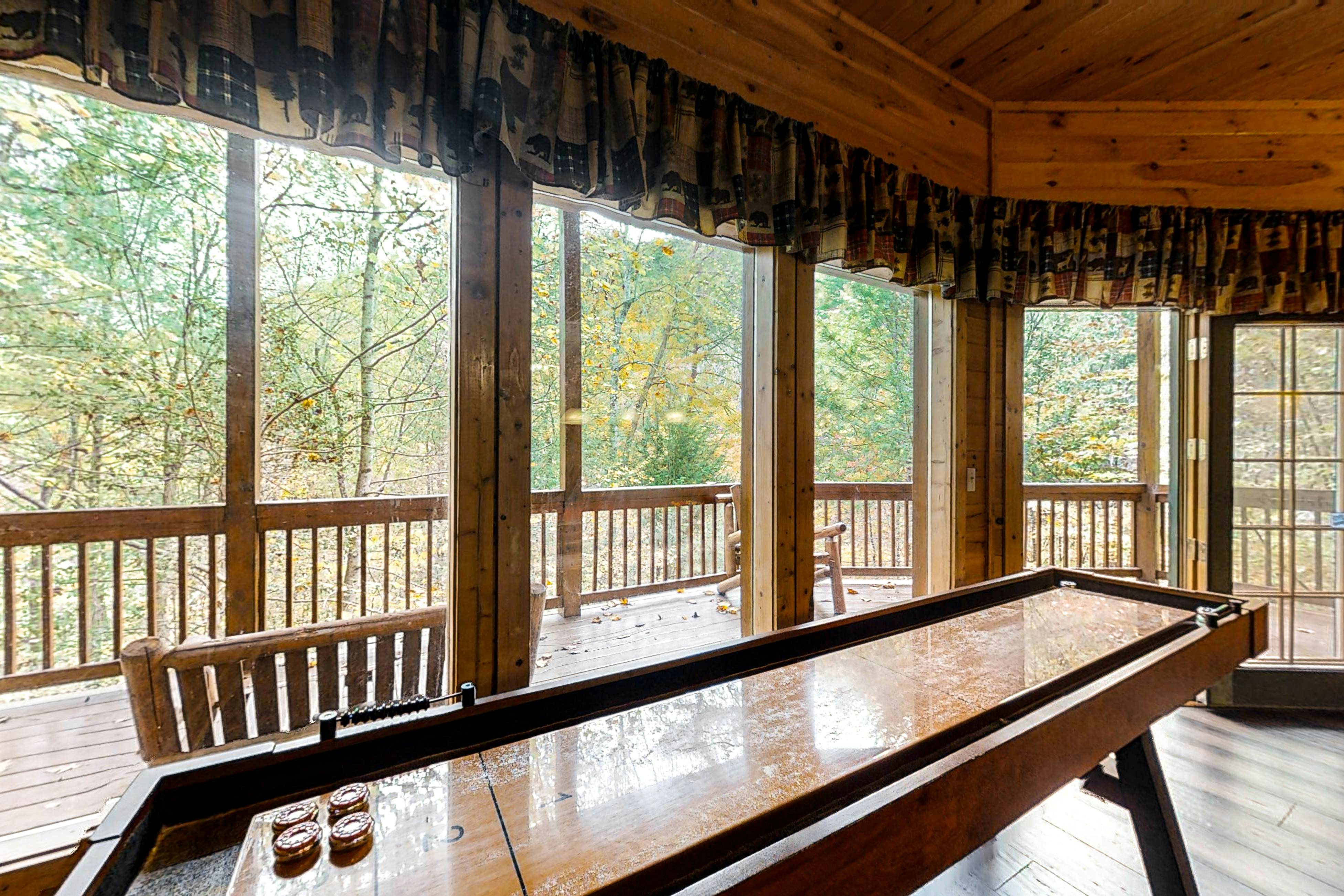 Upscale Cabin W Hot Tub, Sleeps 22・Game Room・Pool