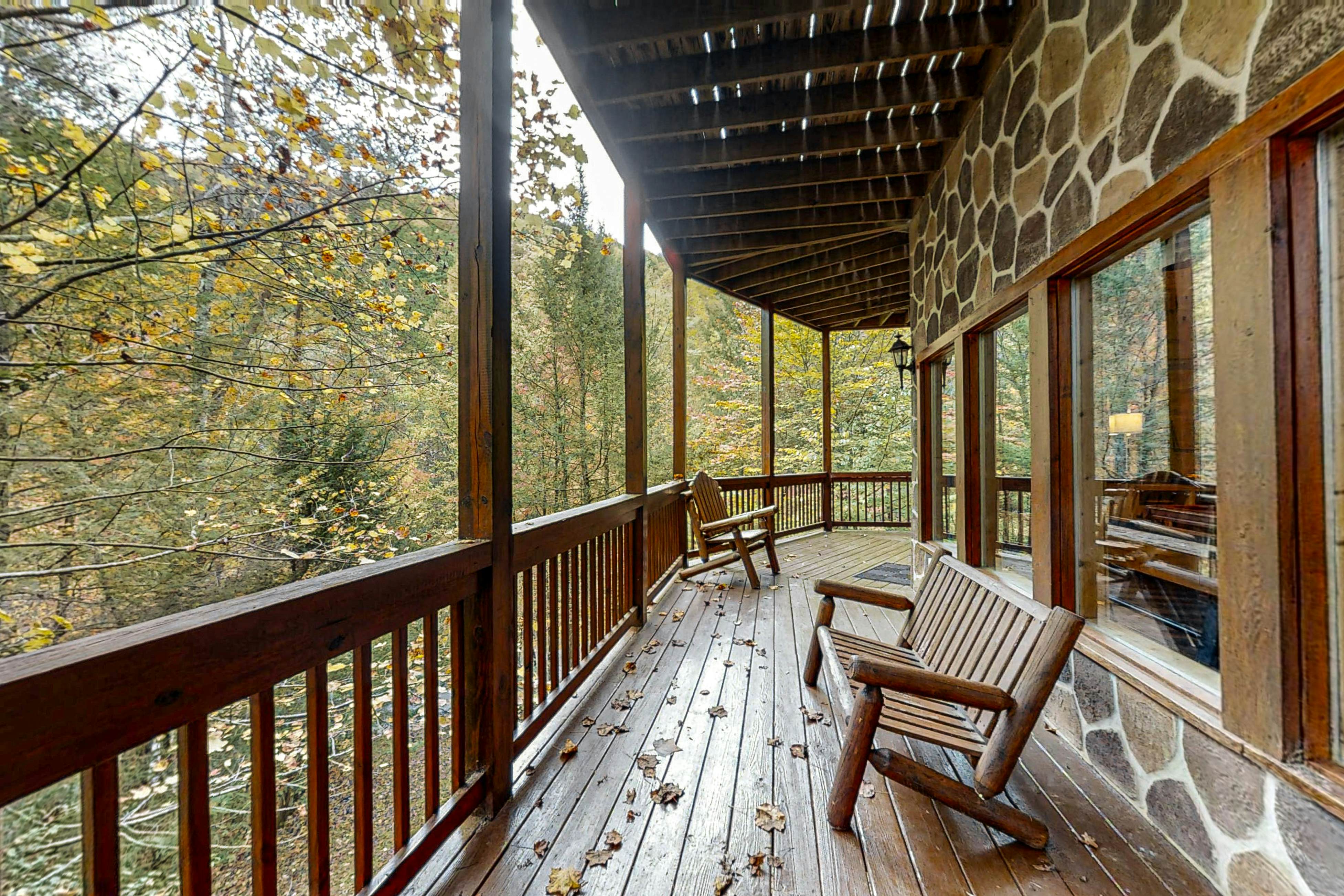 Upscale Cabin W Hot Tub, Sleeps 22・Game Room・Pool