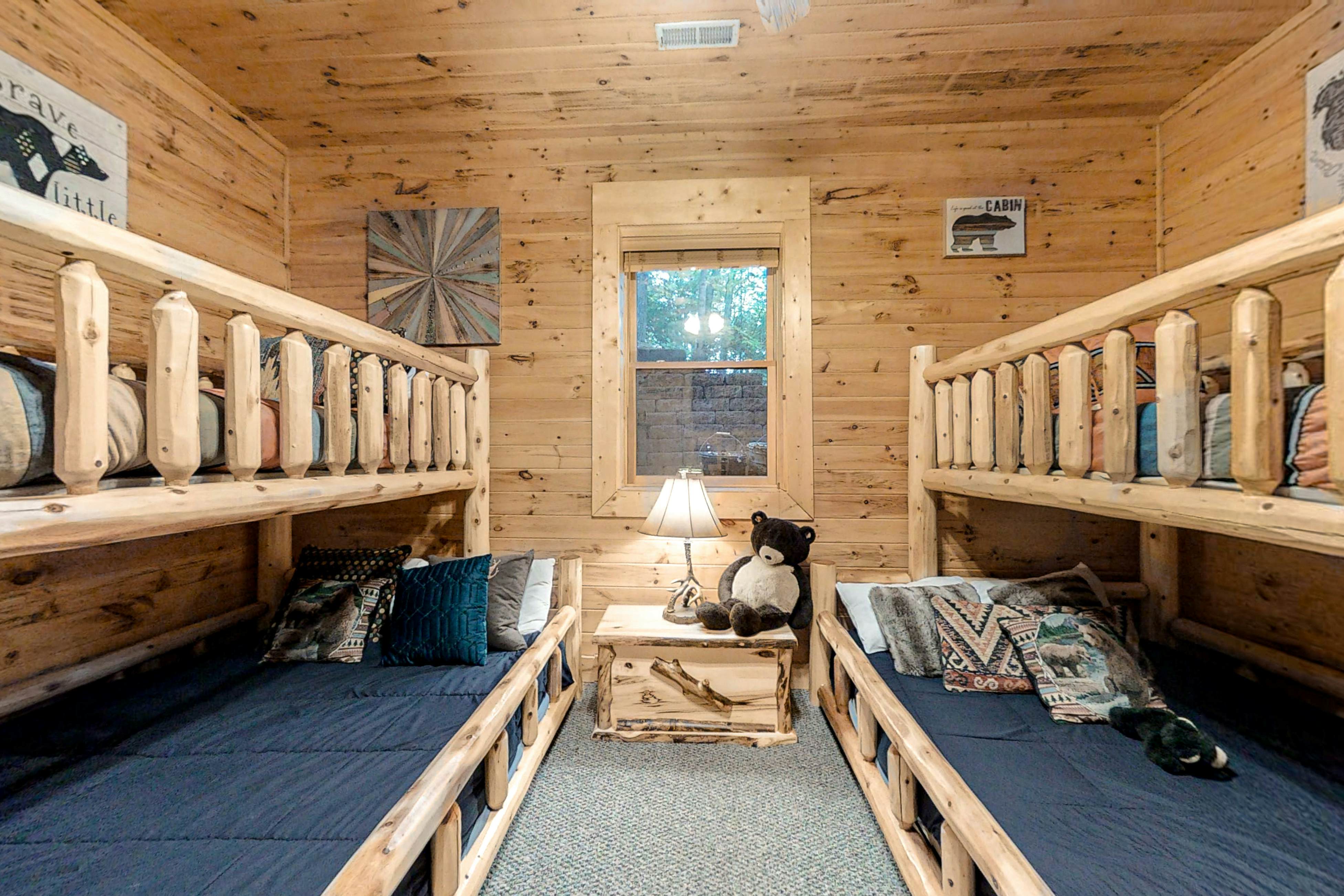 Upscale Cabin W Hot Tub, Sleeps 22・Game Room・Pool