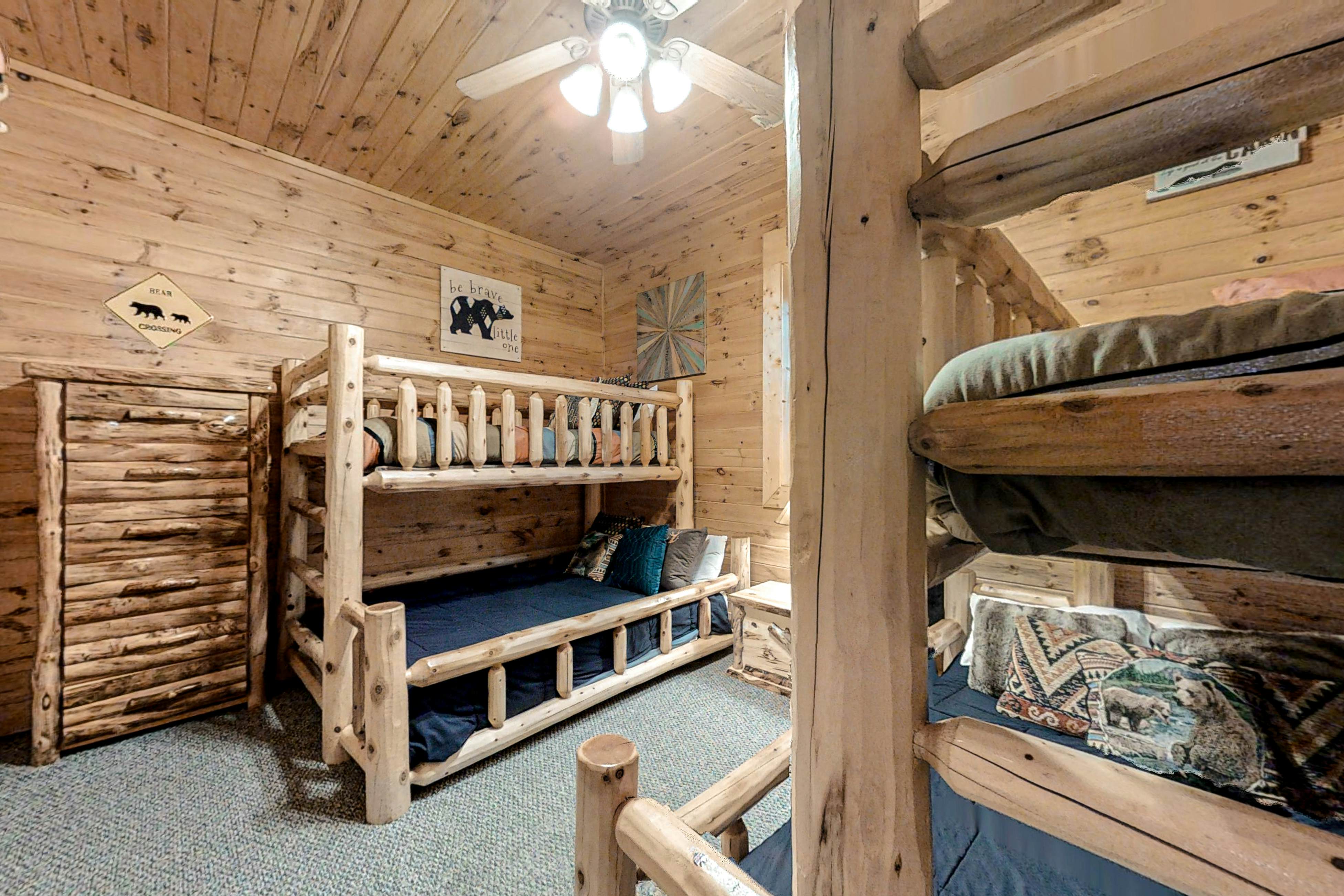 Upscale Cabin W Hot Tub, Sleeps 22・Game Room・Pool