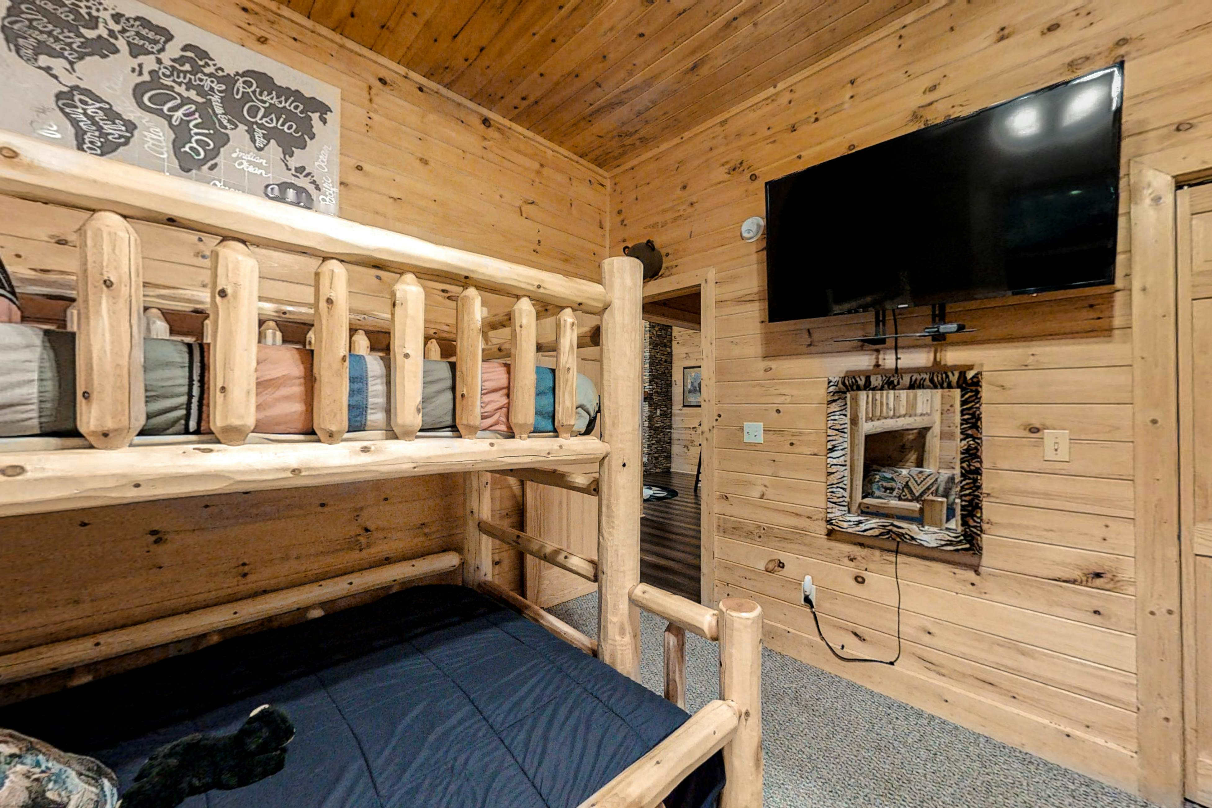 Upscale Cabin W Hot Tub, Sleeps 22・Game Room・Pool