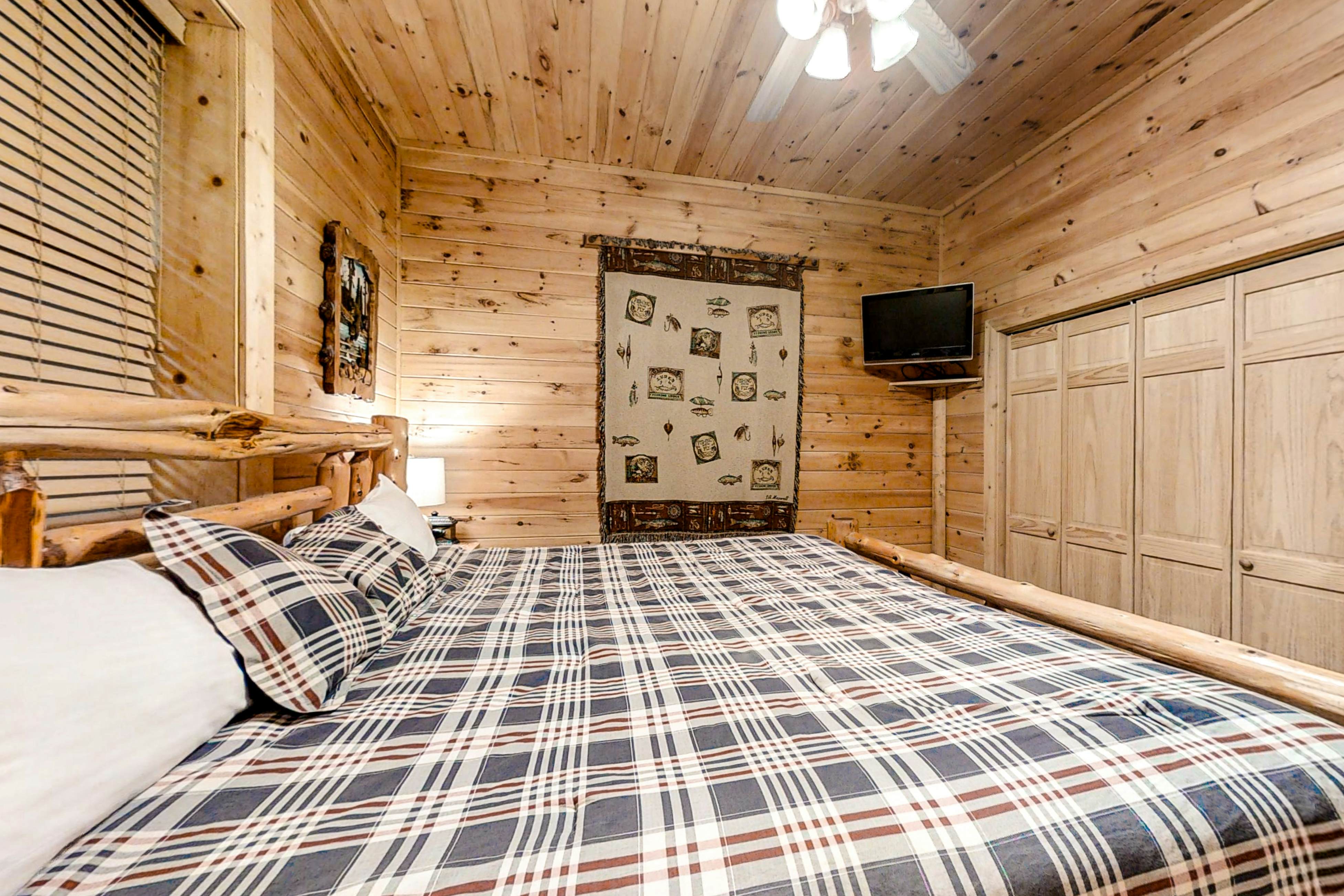 Upscale Cabin W Hot Tub, Sleeps 22・Game Room・Pool