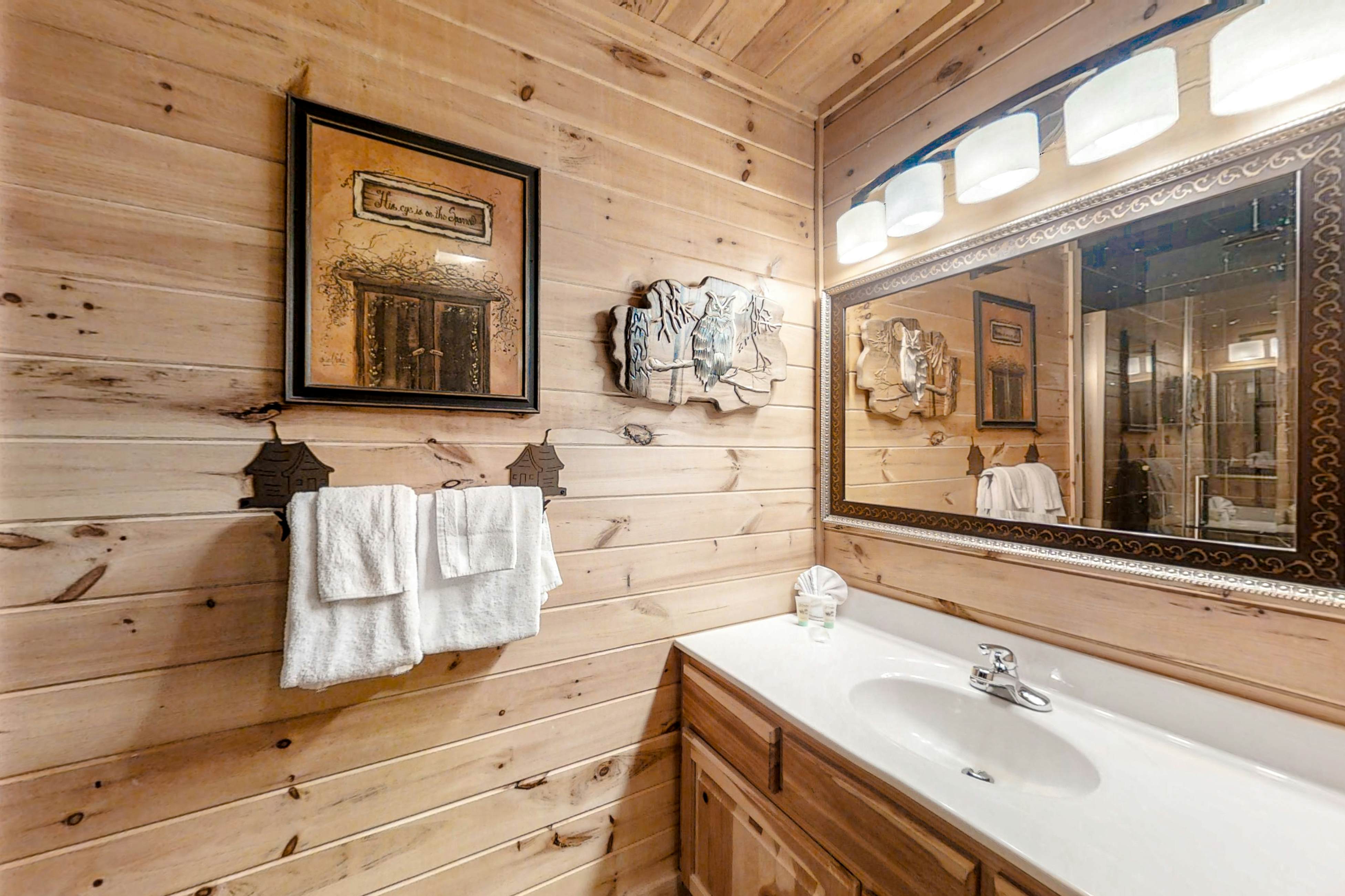 Upscale Cabin W Hot Tub, Sleeps 22・Game Room・Pool