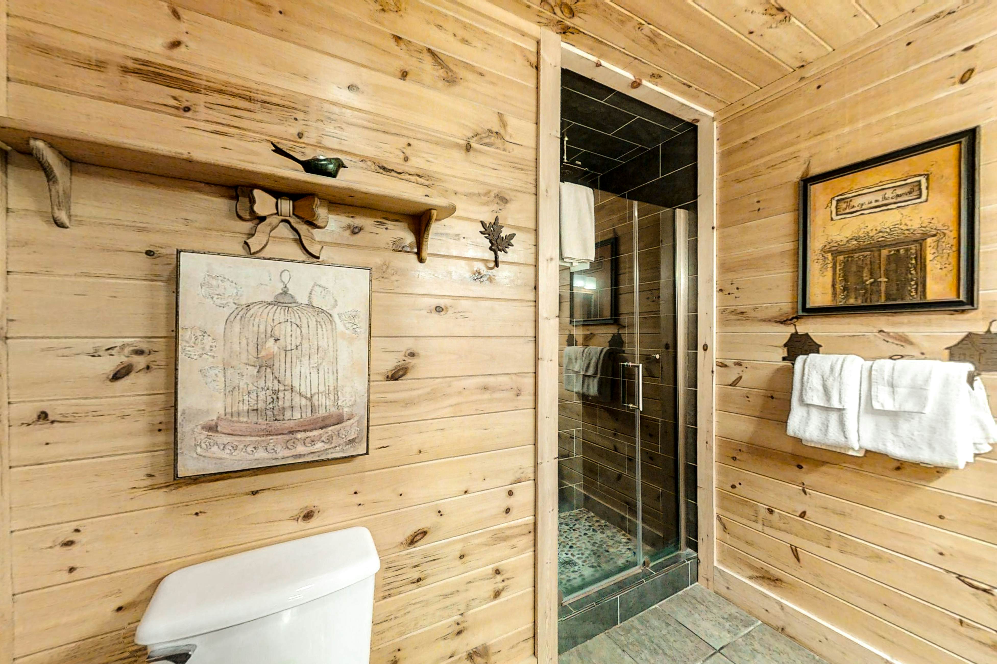 Upscale Cabin W Hot Tub, Sleeps 22・Game Room・Pool