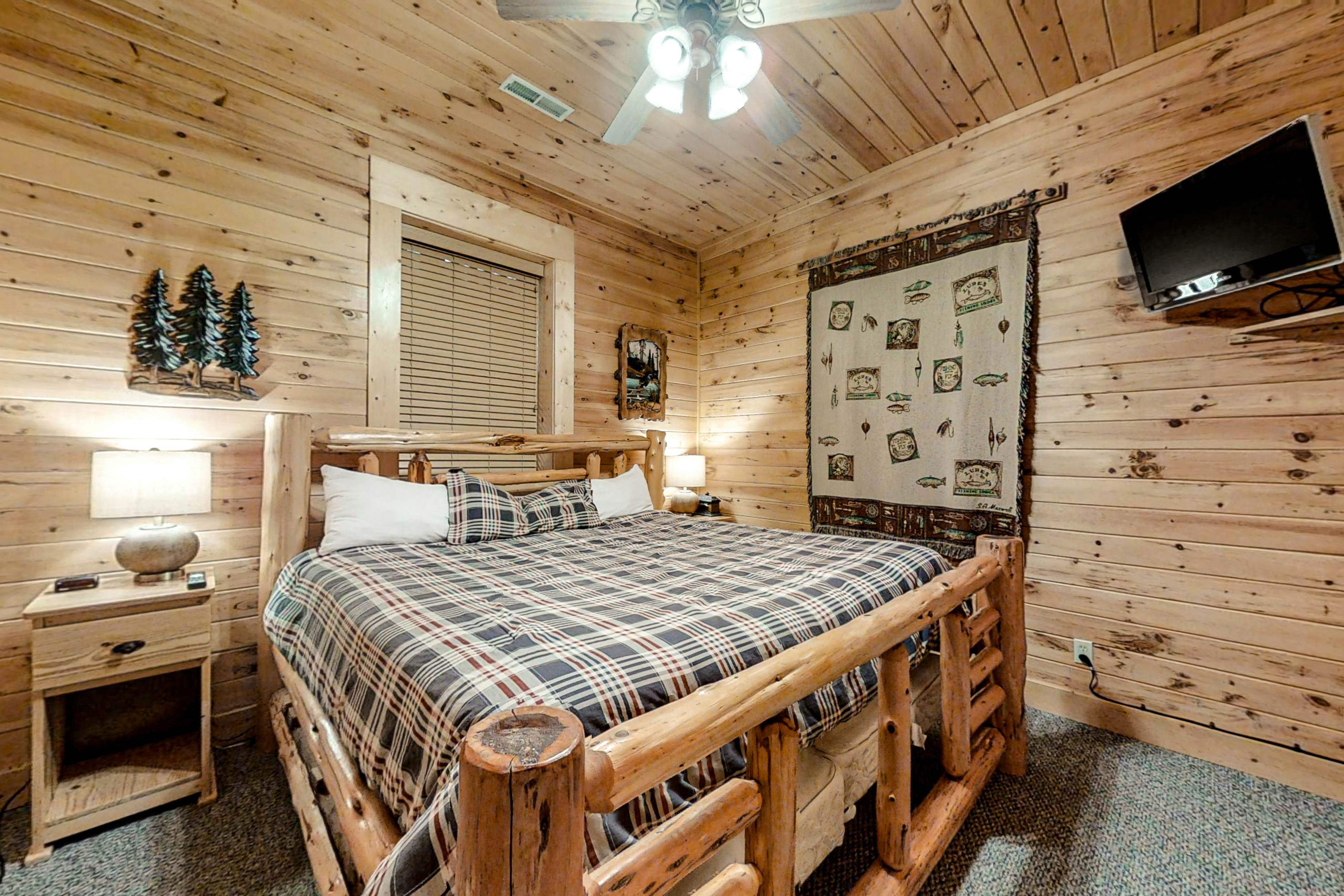 Upscale Cabin W Hot Tub, Sleeps 22・Game Room・Pool
