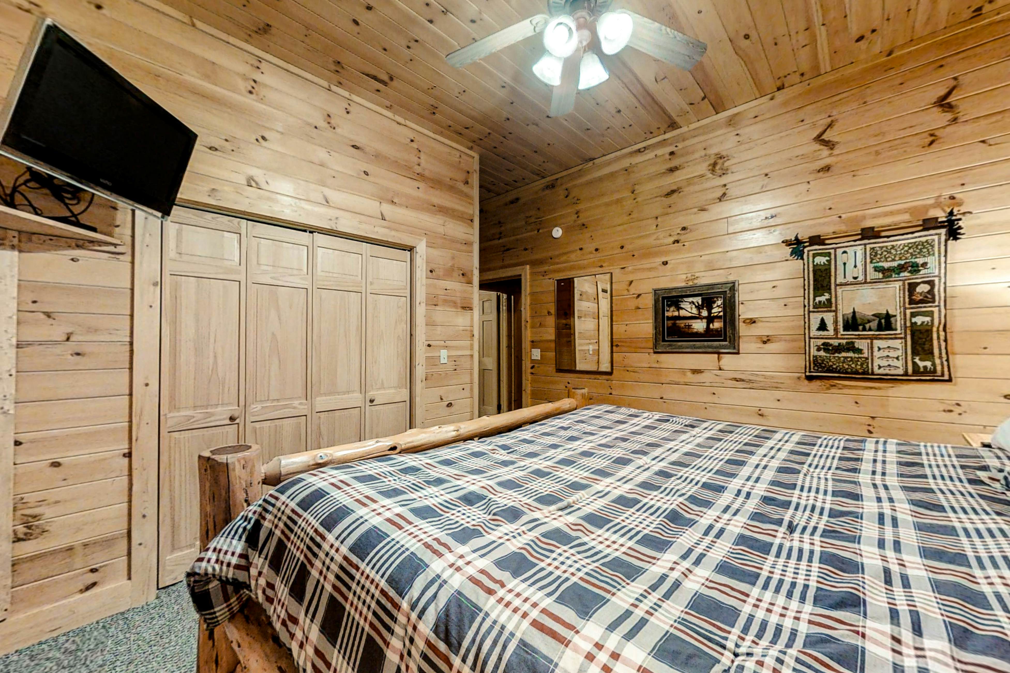 Upscale Cabin W Hot Tub, Sleeps 22・Game Room・Pool