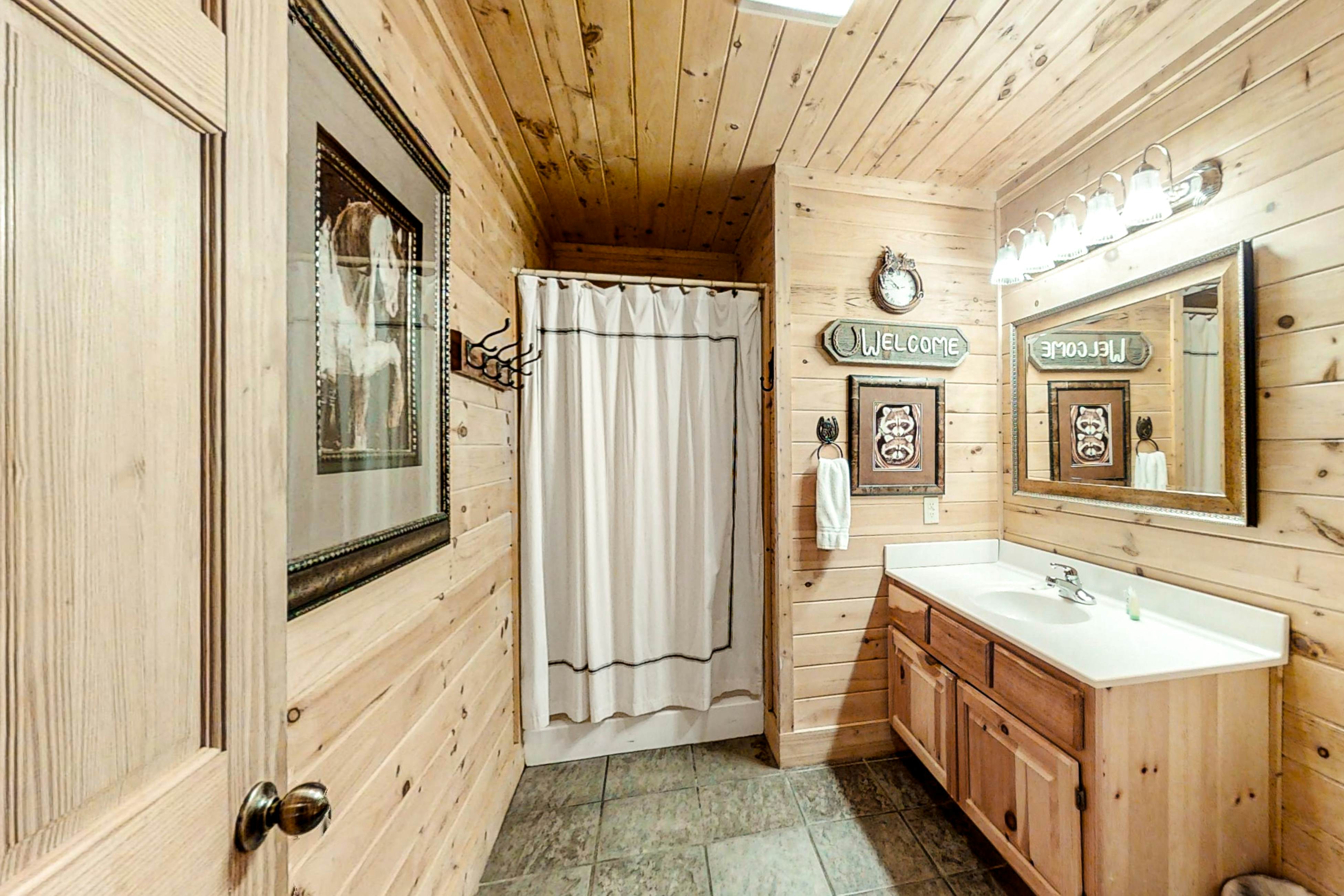 Upscale Cabin W Hot Tub, Sleeps 22・Game Room・Pool