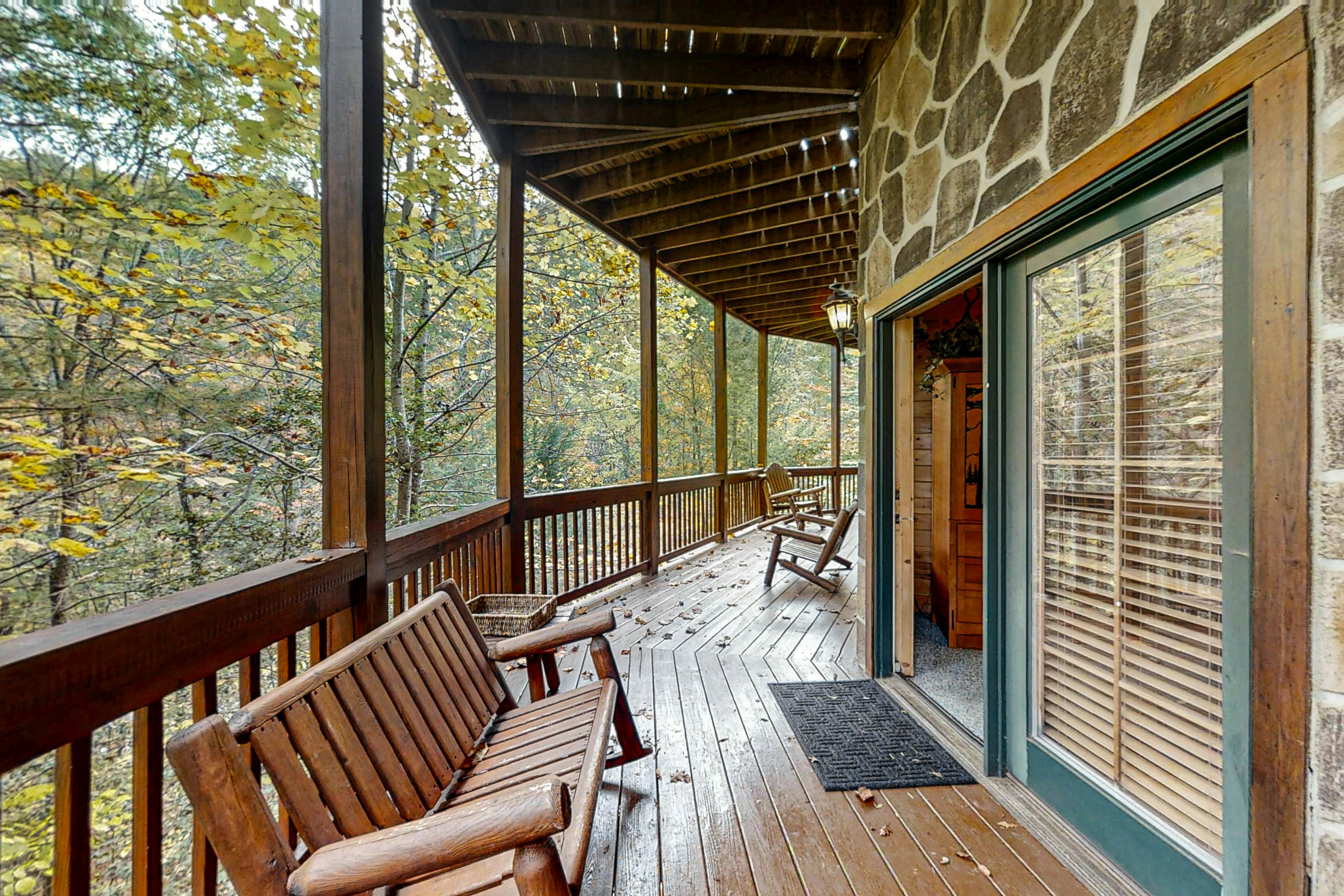 Upscale Cabin W Hot Tub, Sleeps 22・Game Room・Pool