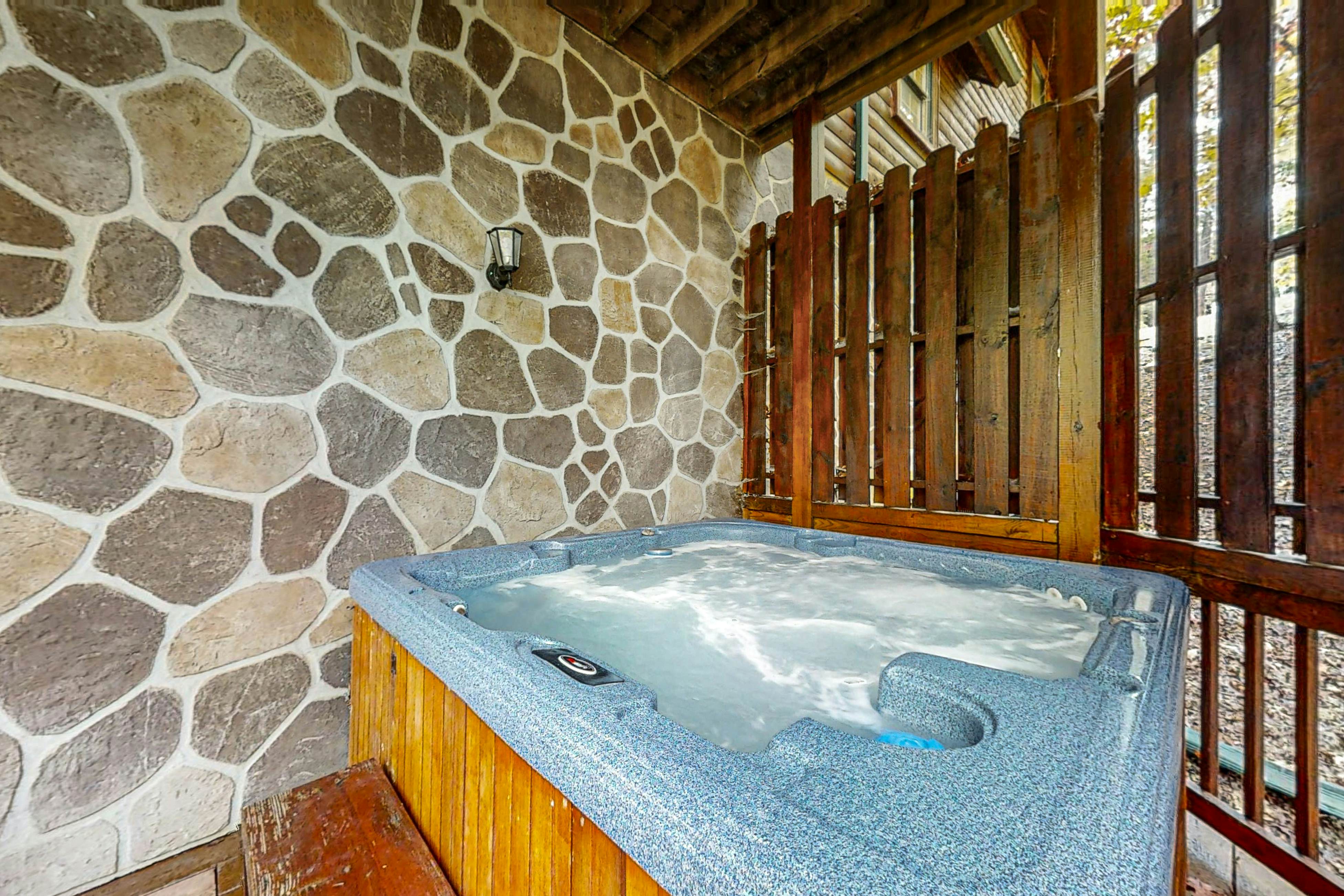 Upscale Cabin W Hot Tub, Sleeps 22・Game Room・Pool