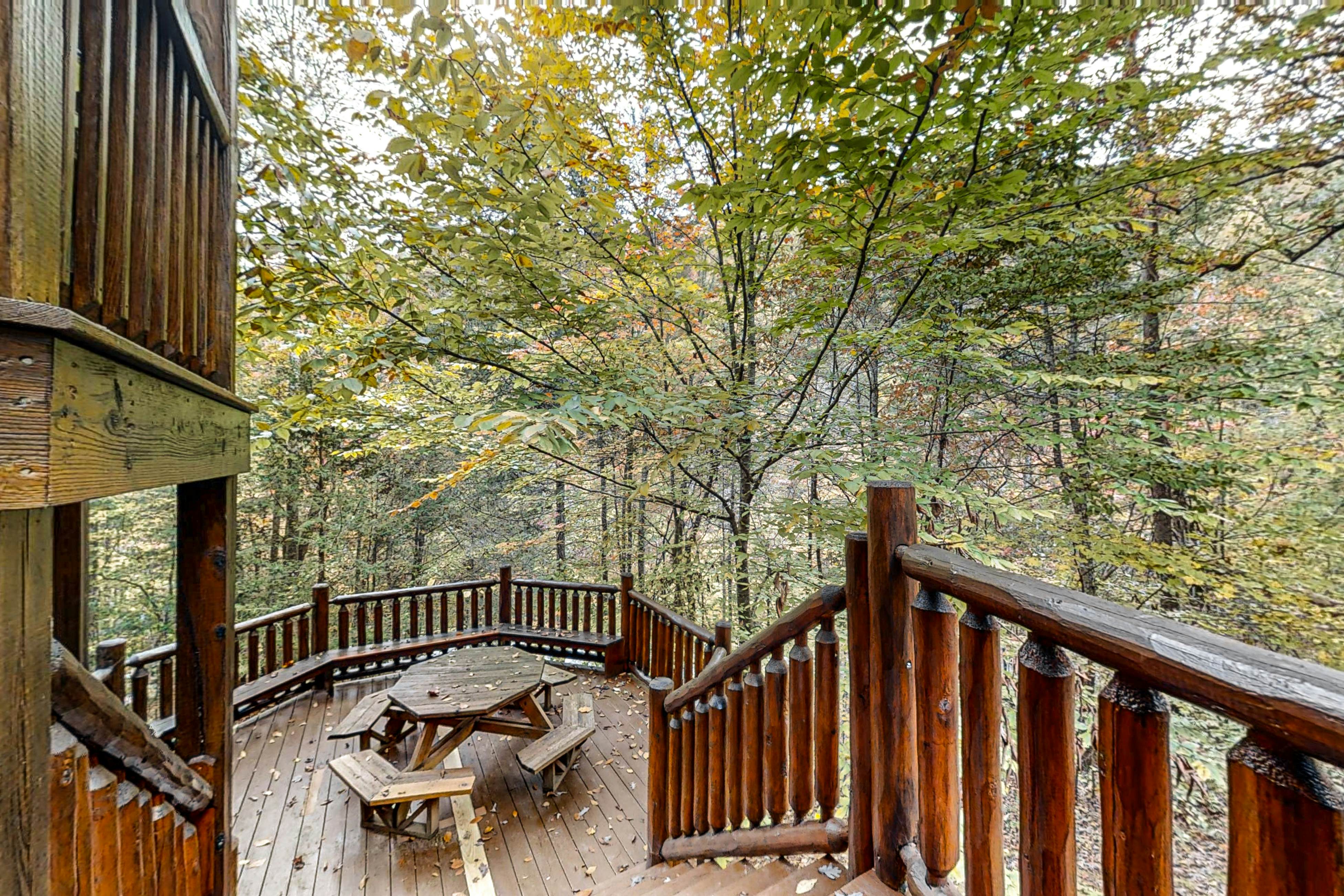 Upscale Cabin W Hot Tub, Sleeps 22・Game Room・Pool