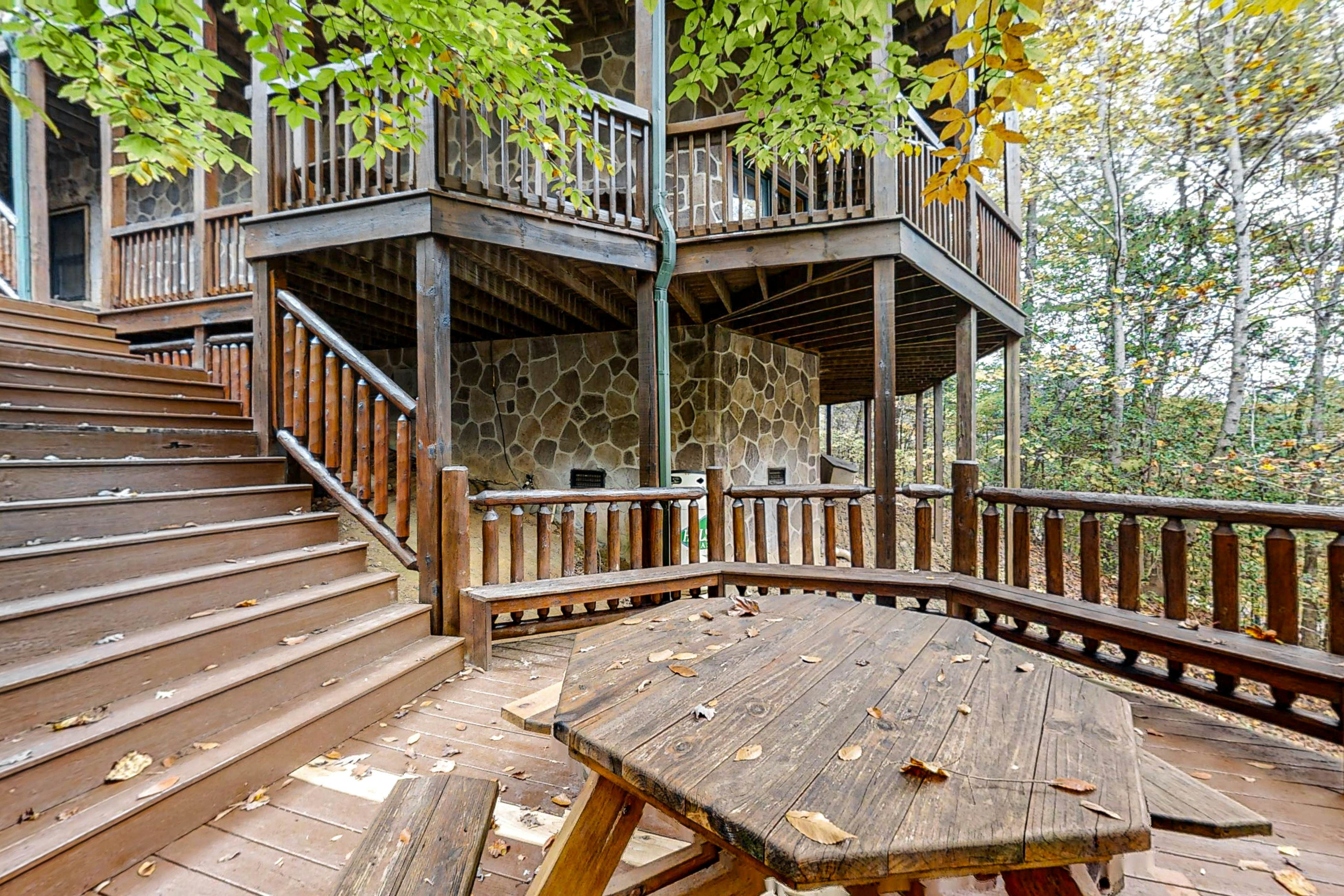 Upscale Cabin W Hot Tub, Sleeps 22・Game Room・Pool