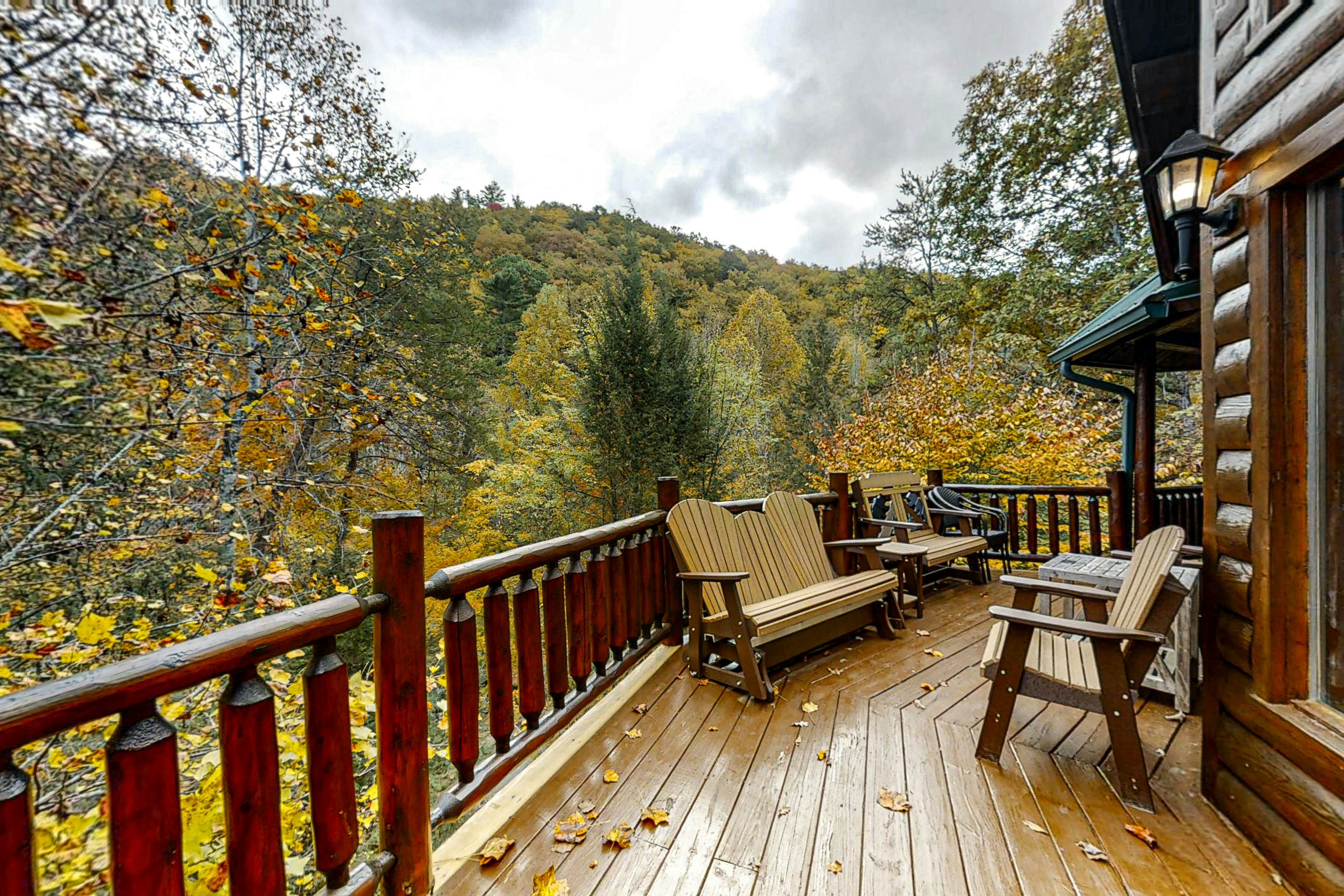 Upscale Cabin W Hot Tub, Sleeps 22・Game Room・Pool
