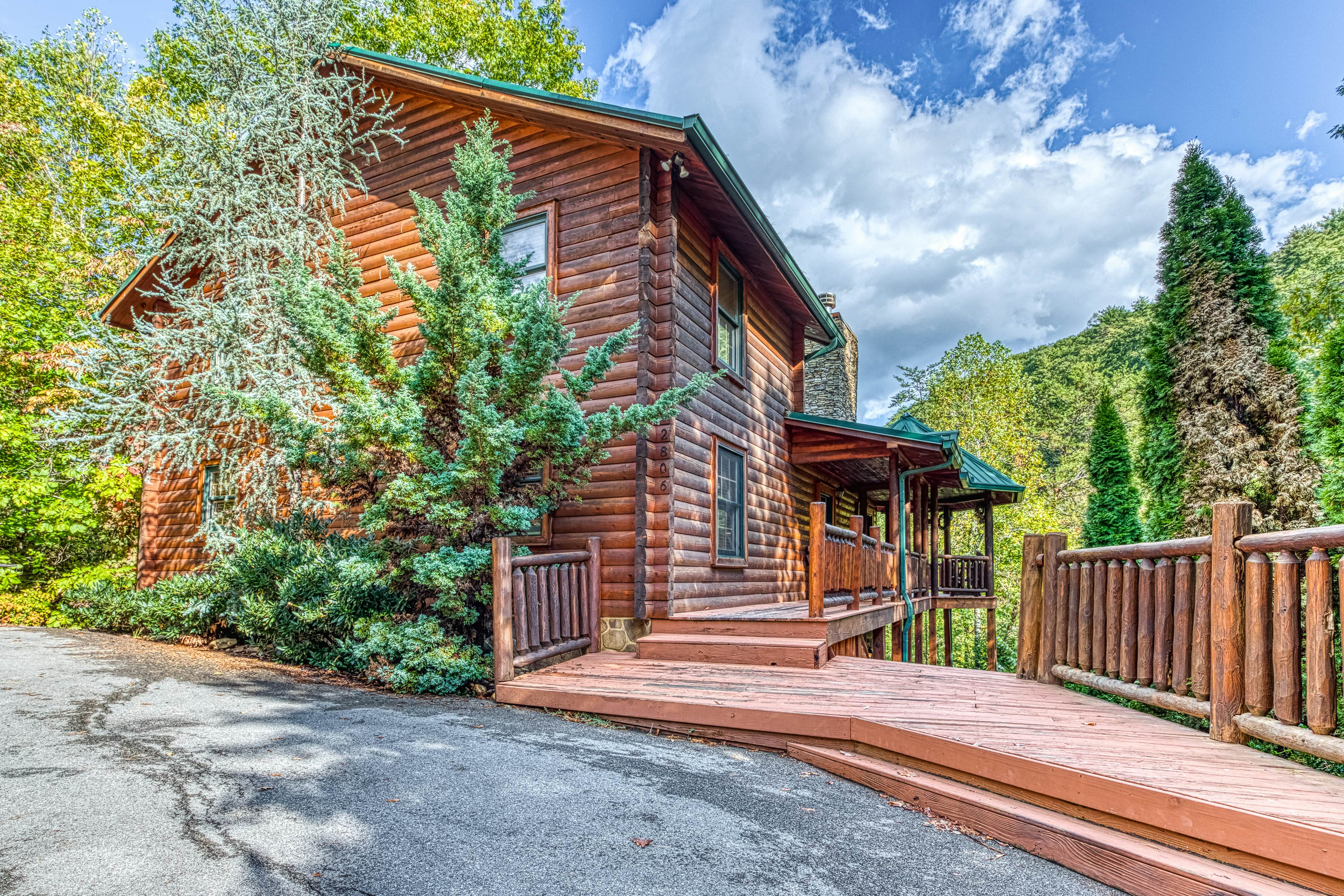 Upscale Cabin W Hot Tub, Sleeps 22・Game Room・Pool