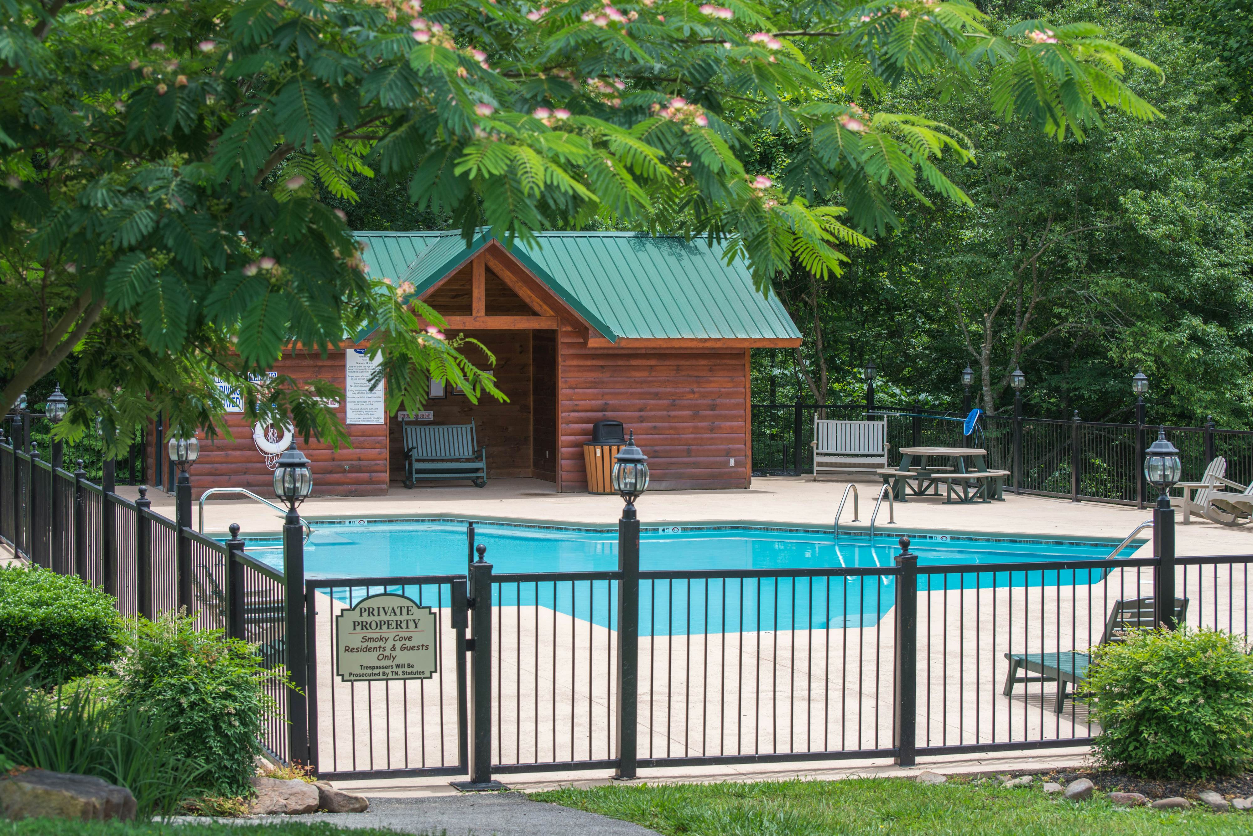 Upscale Cabin W Hot Tub, Sleeps 22・Game Room・Pool