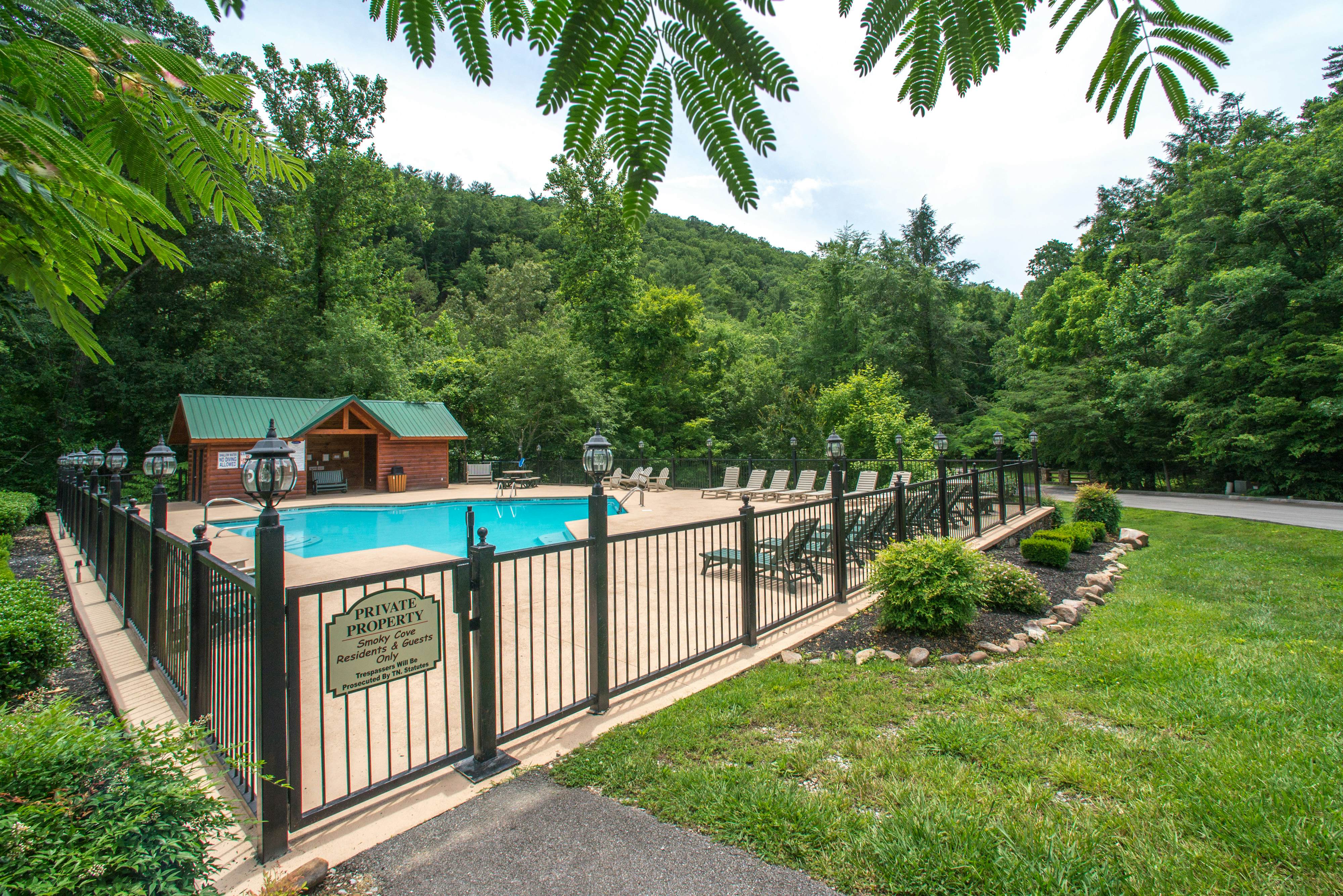 Upscale Cabin W Hot Tub, Sleeps 22・Game Room・Pool