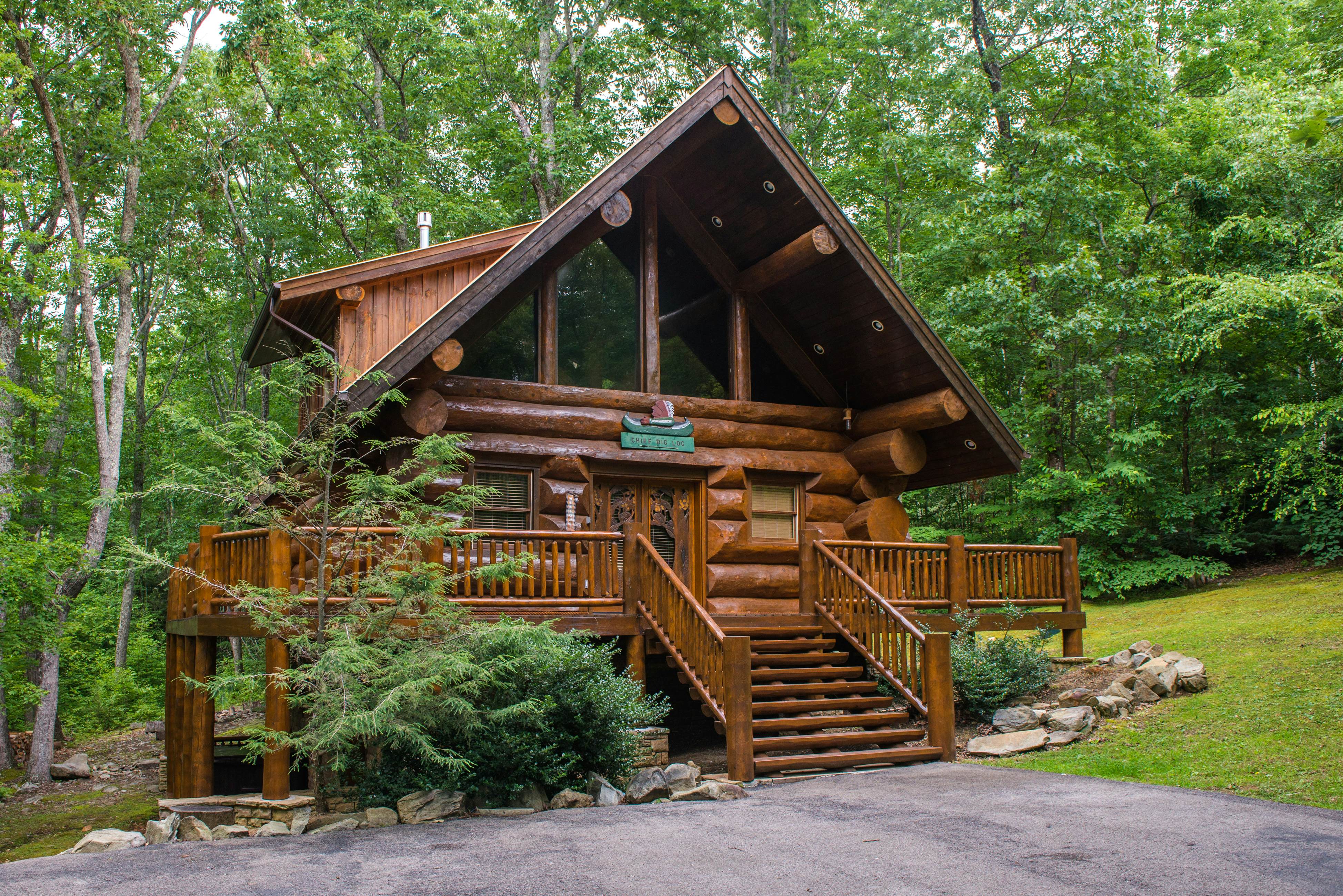 Charming Wooden Cabin with Hot Tub in a Prime Location - Free Attraction Tickets