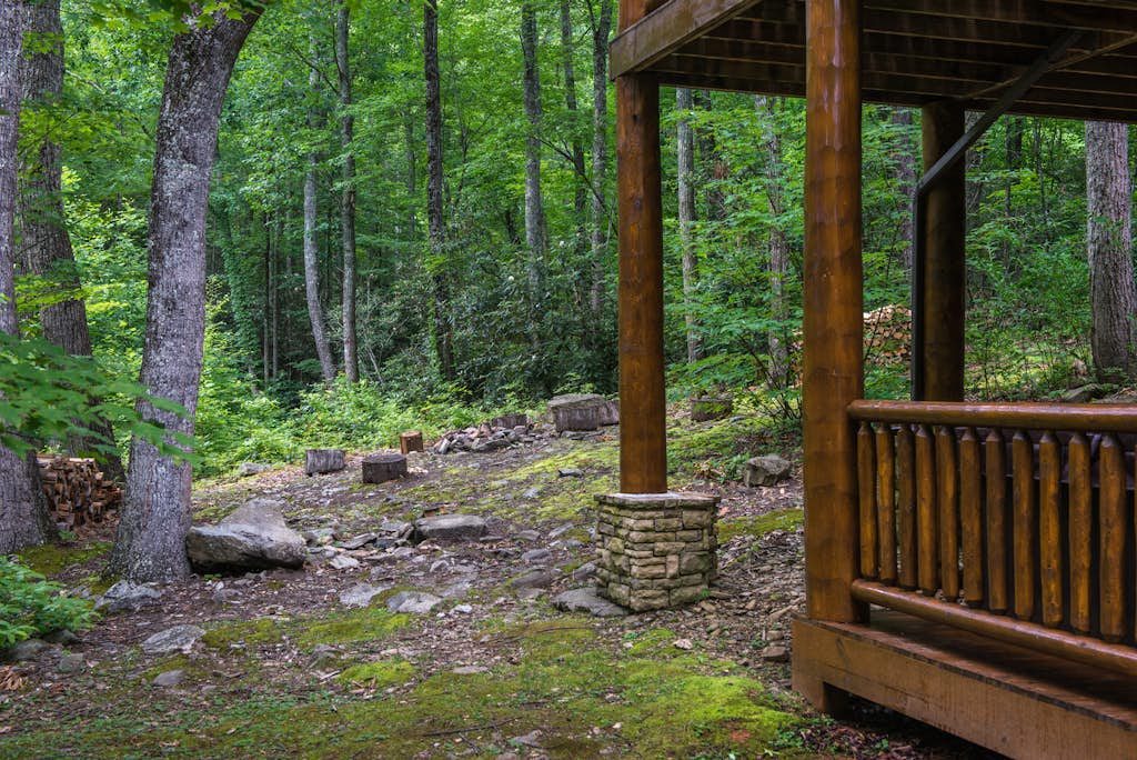 🏞️ 𝗖𝗵𝗶𝗲𝗳 𝗕𝗶𝗴 𝗟𝗼𝗴 𝗖𝗮𝗯𝗶𝗻
Escape to this pet-friendly Smoky Mountain cabin in Sevierville featuring a private hot tub, cozy fireplace, and game room with pool table. Sleeps 4 with a king loft suite, full kitchen, WiFi, and washer/dryer. Enjoy peaceful wooded views, starry nights, and easy access to Dollywood, Cades Cove, hiking, fishing, and dining. Perfect for couples, families, and dog lovers seeking relaxation and adventure.