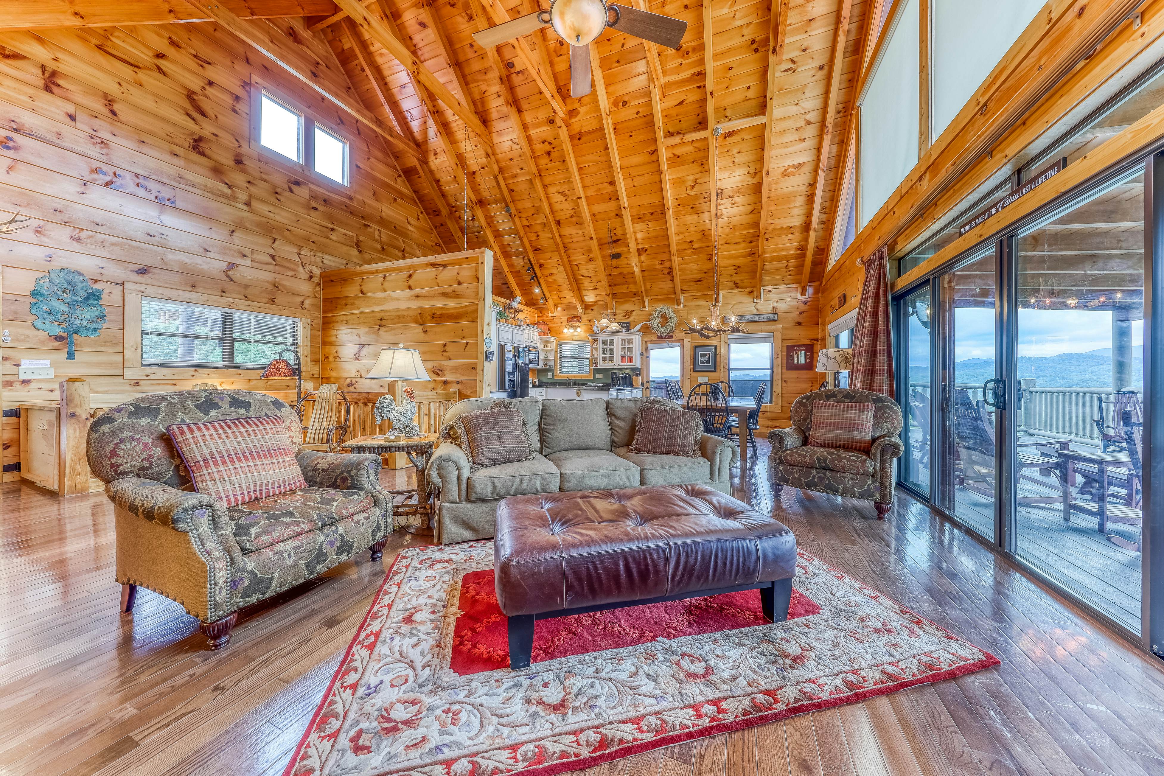 Mtn Getaway, Sleeps 12・Spectacular Views・Hot Tub