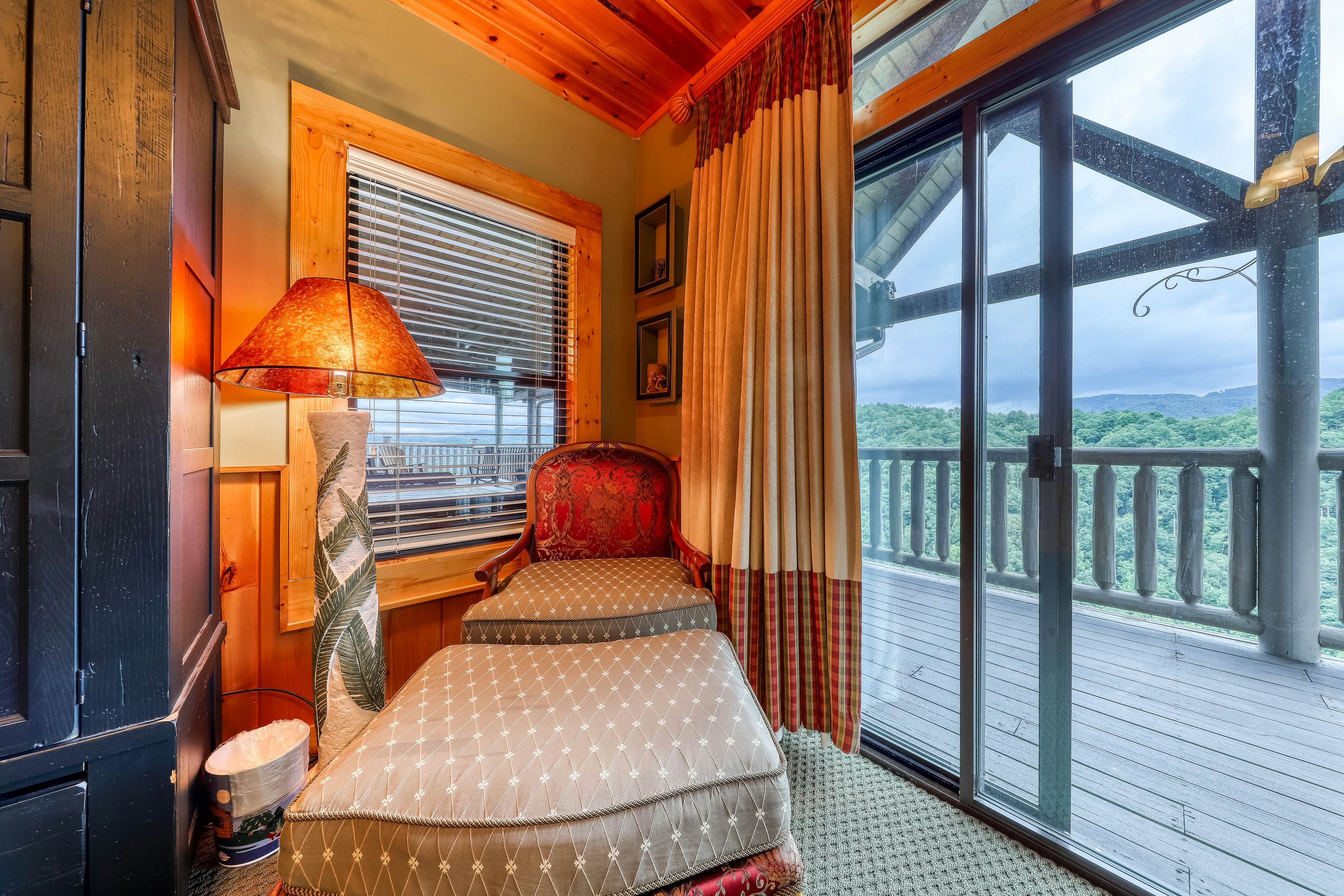 Mtn Getaway, Sleeps 12・Spectacular Views・Hot Tub