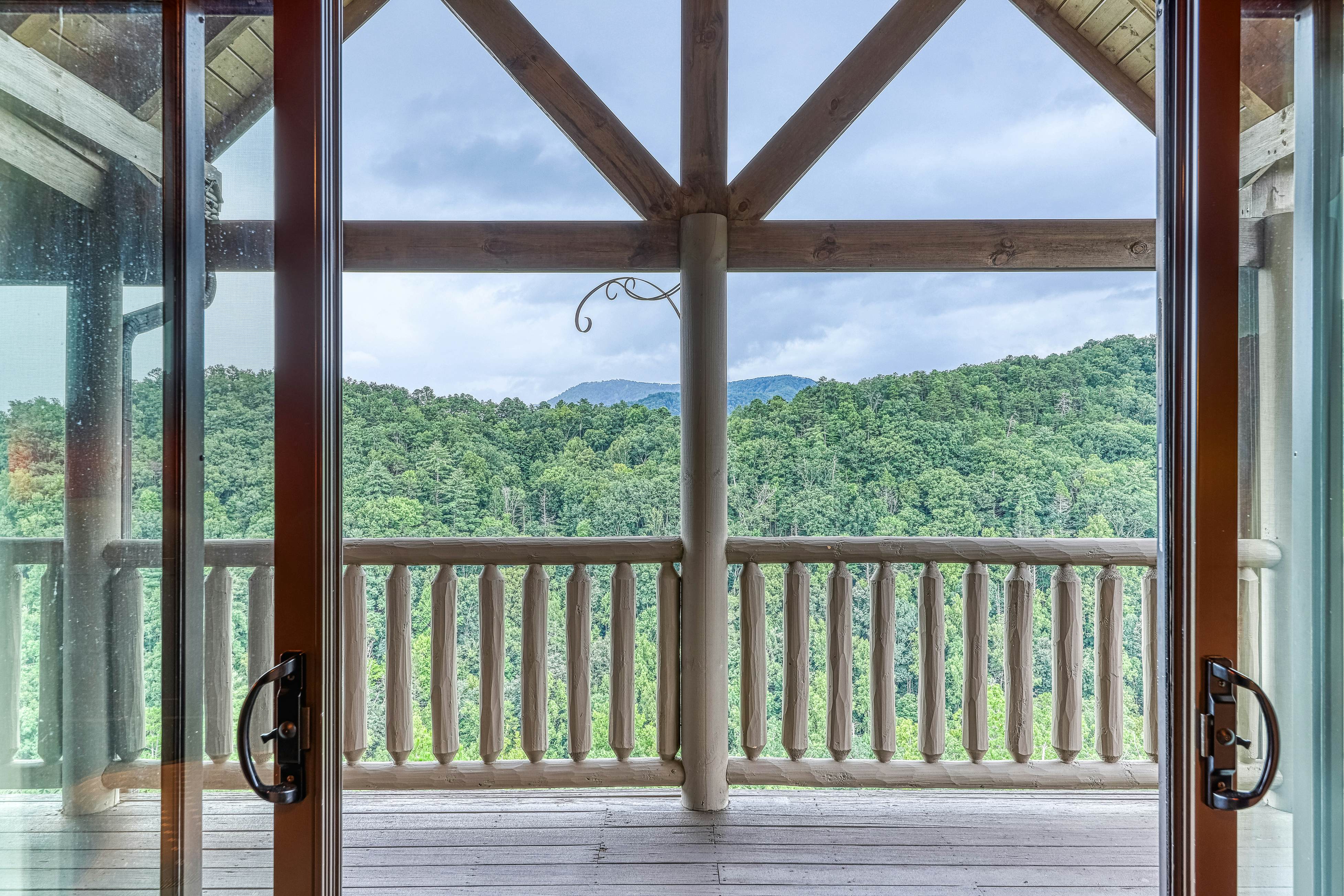 Mtn Getaway, Sleeps 12・Spectacular Views・Hot Tub