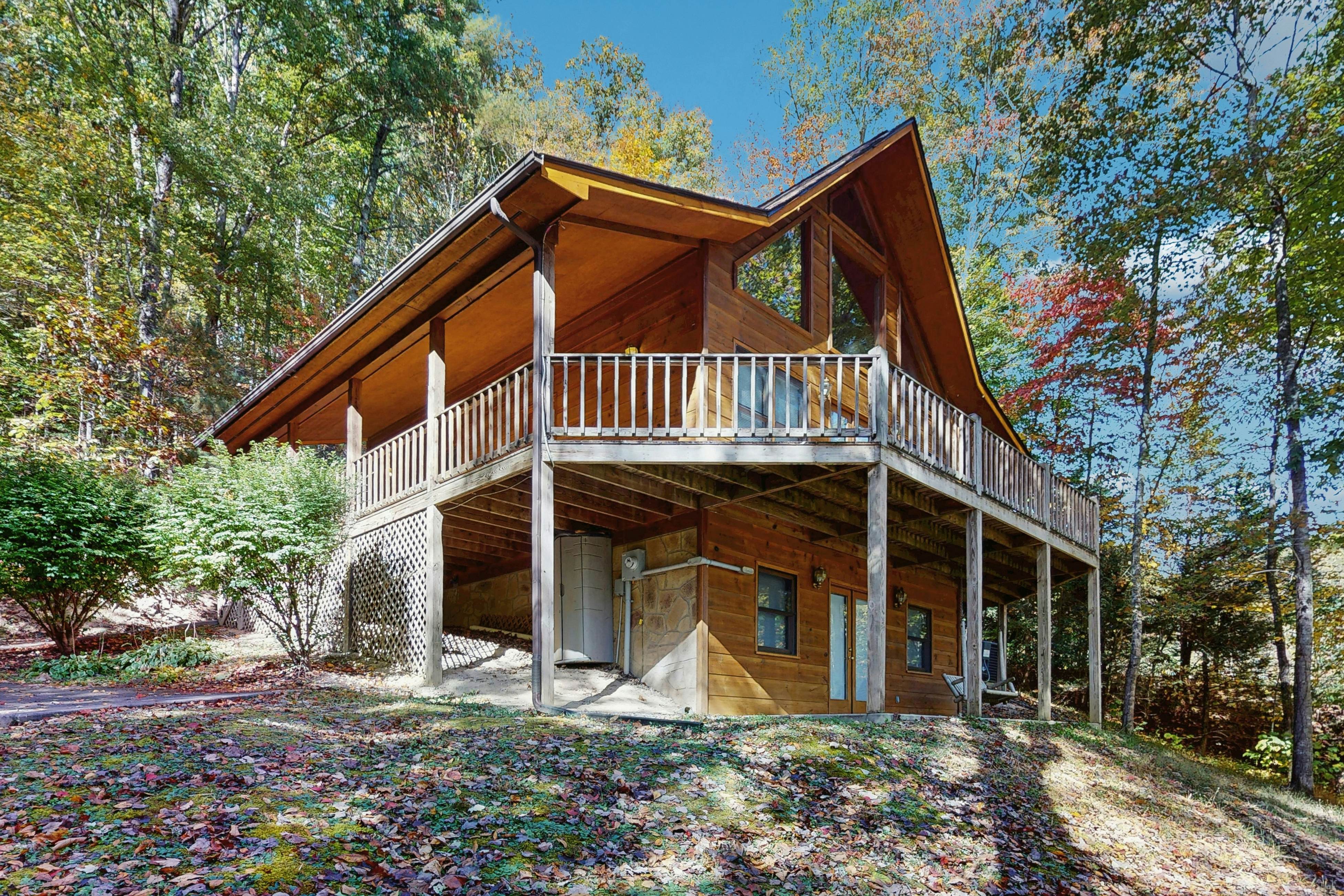 Cabin with Free Attraction Tickets, hot tub & catch-and-release fishing pond