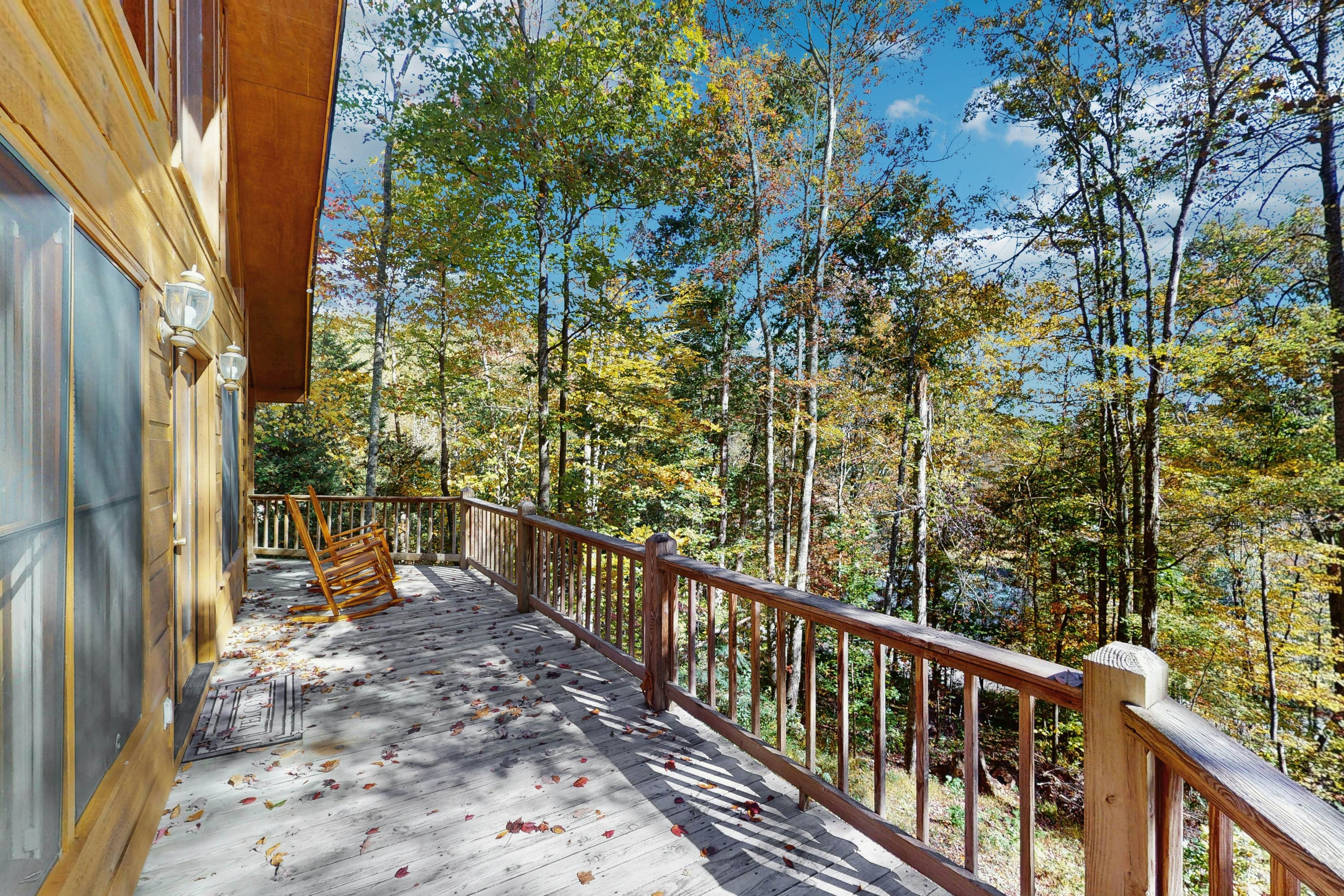 Cabin with Free Attraction Tickets, hot tub & catch-and-release fishing pond