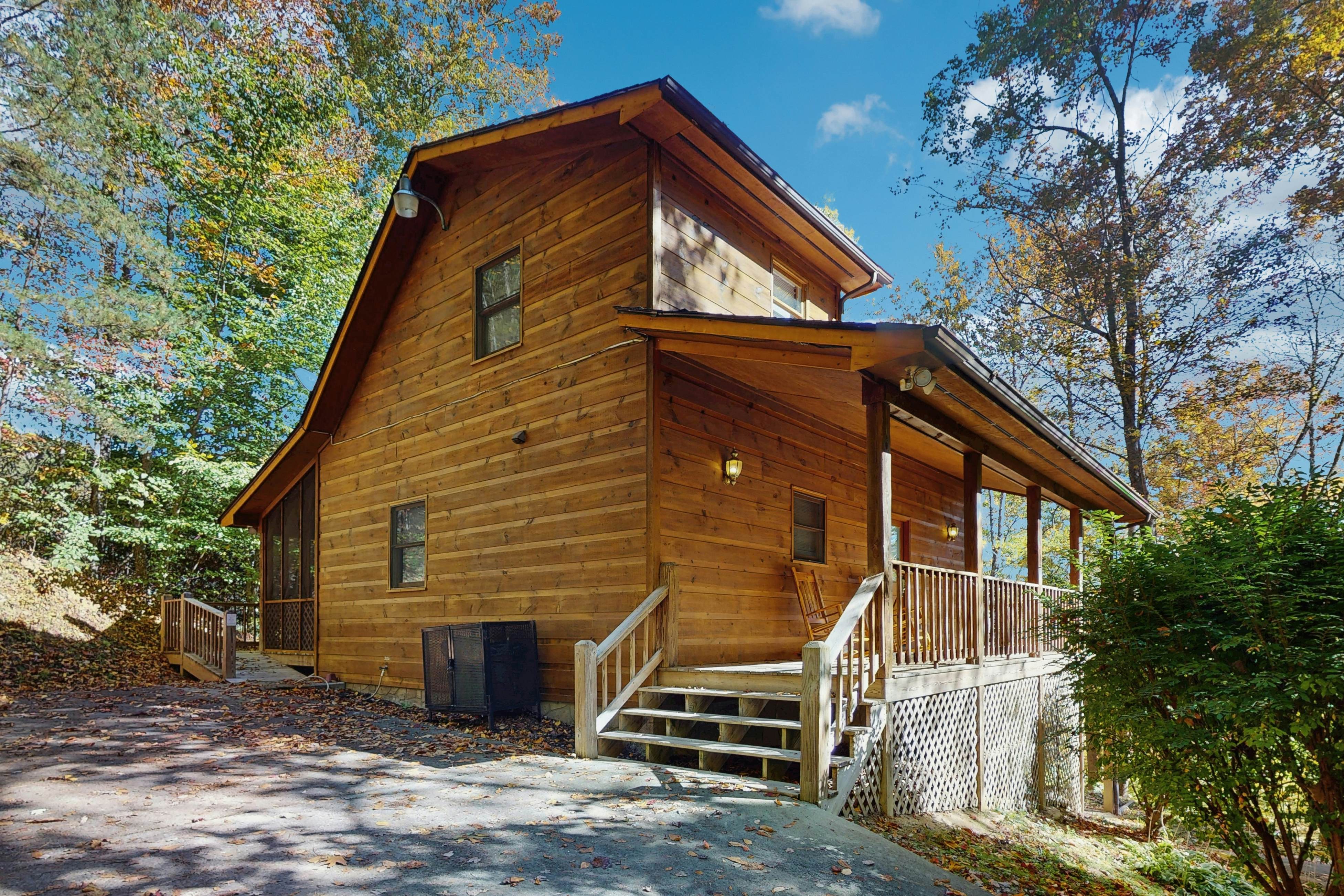 Cabin with Free Attraction Tickets, hot tub & catch-and-release fishing pond