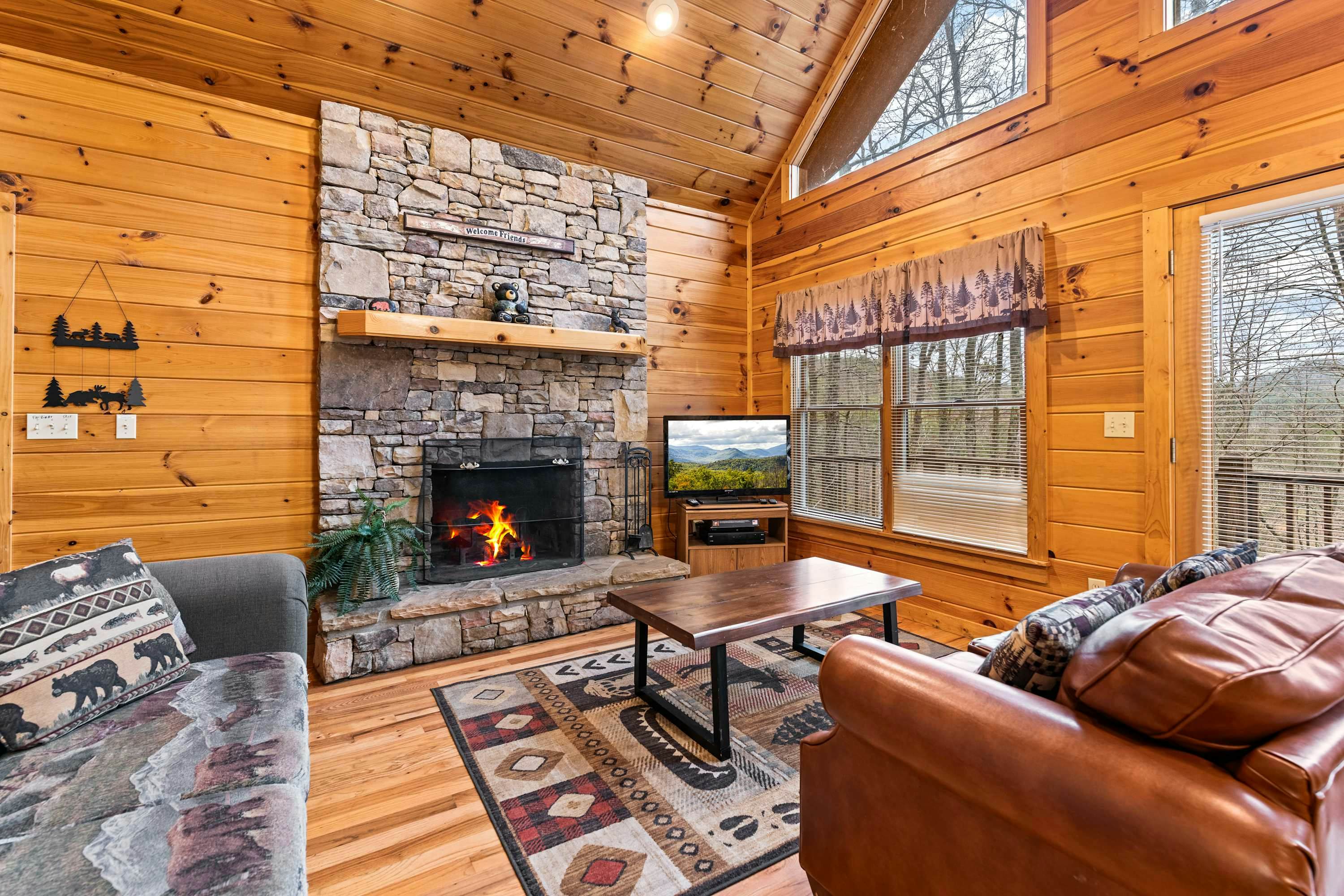 Cabin with Free Attraction Tickets, hot tub & catch-and-release fishing pond