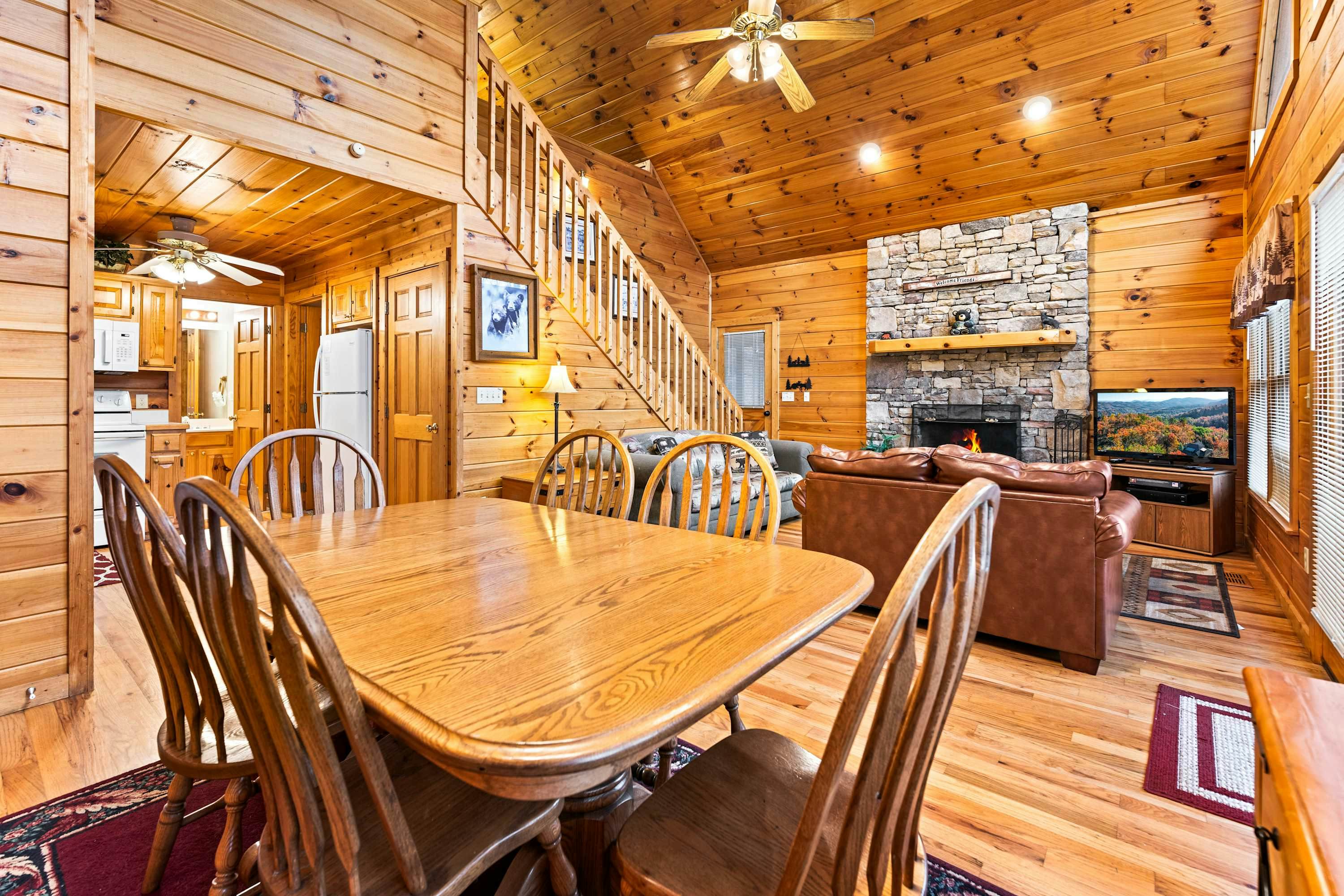 Cabin with Free Attraction Tickets, hot tub & catch-and-release fishing pond