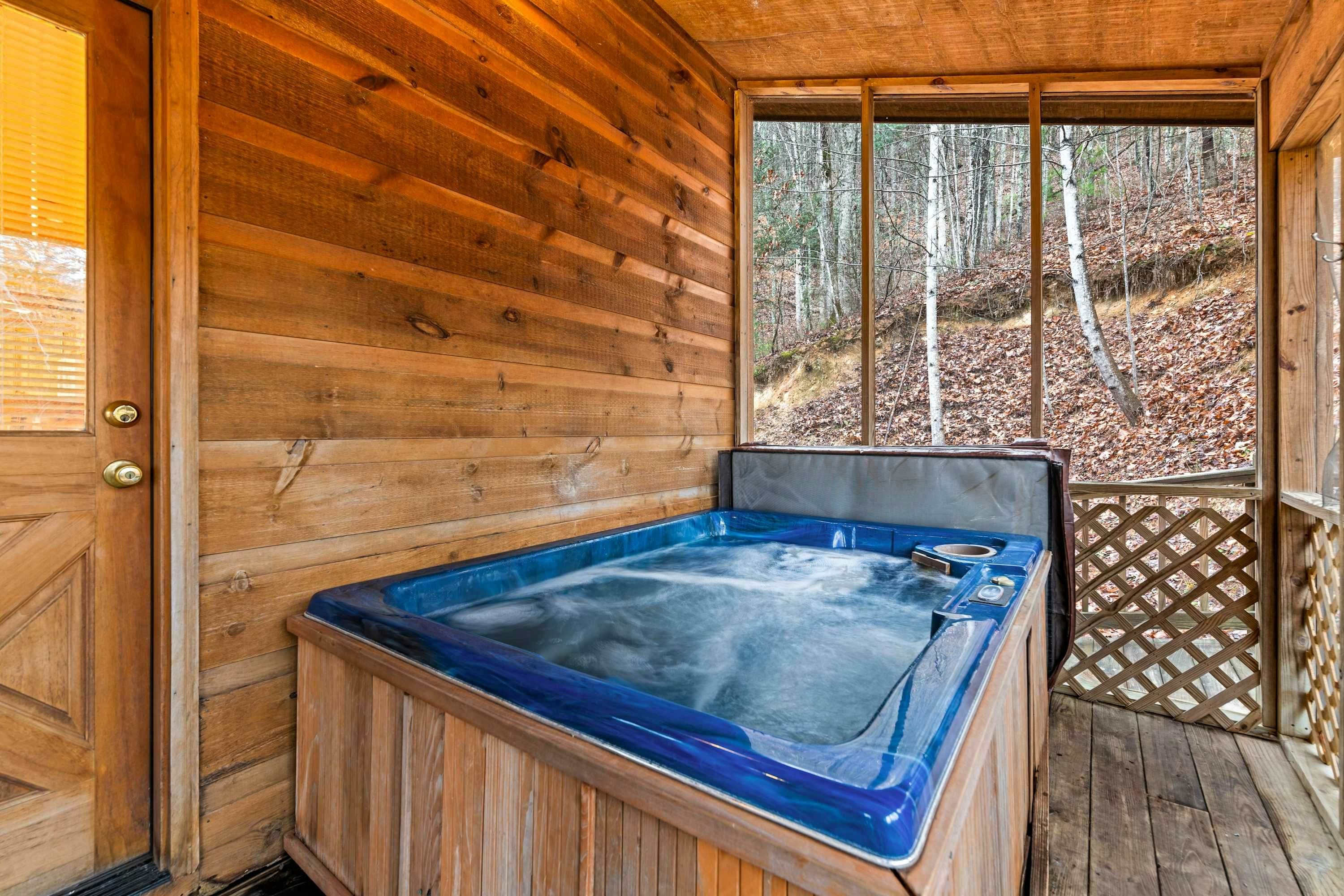 Cabin with Free Attraction Tickets, hot tub & catch-and-release fishing pond