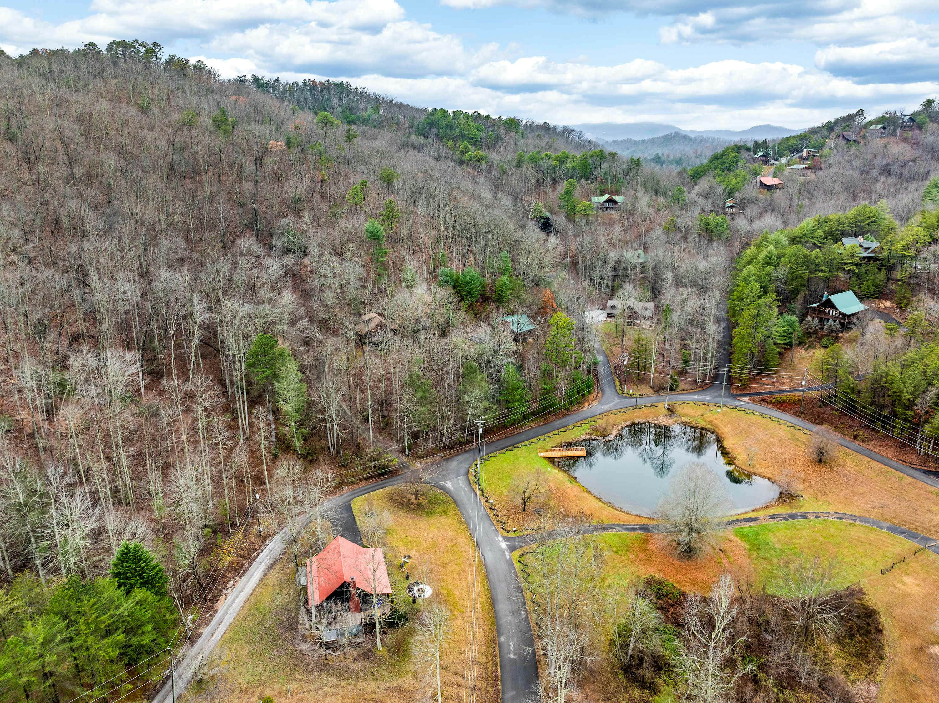 Cabin with Free Attraction Tickets, hot tub & catch-and-release fishing pond