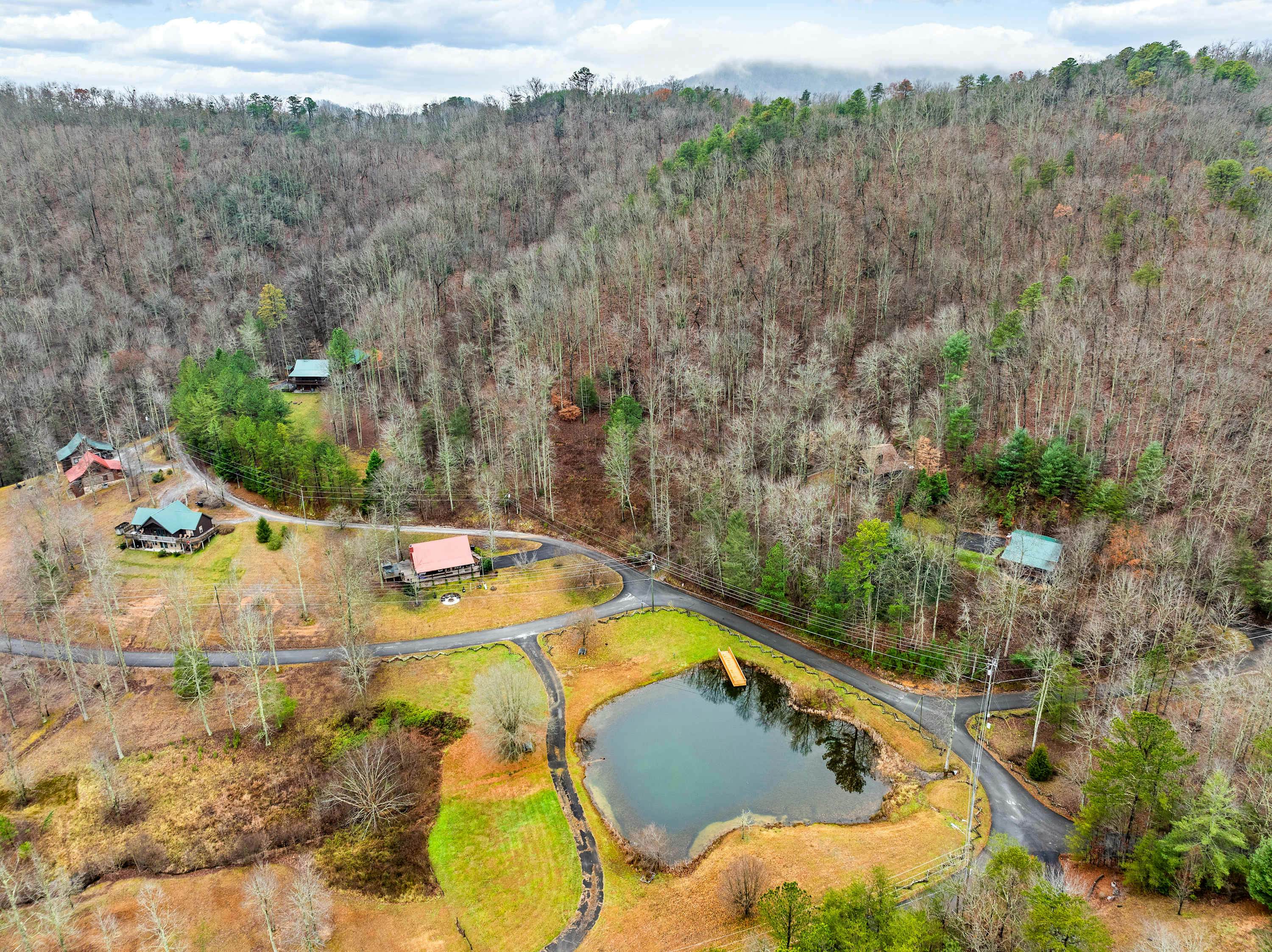 Cabin with Free Attraction Tickets, hot tub & catch-and-release fishing pond