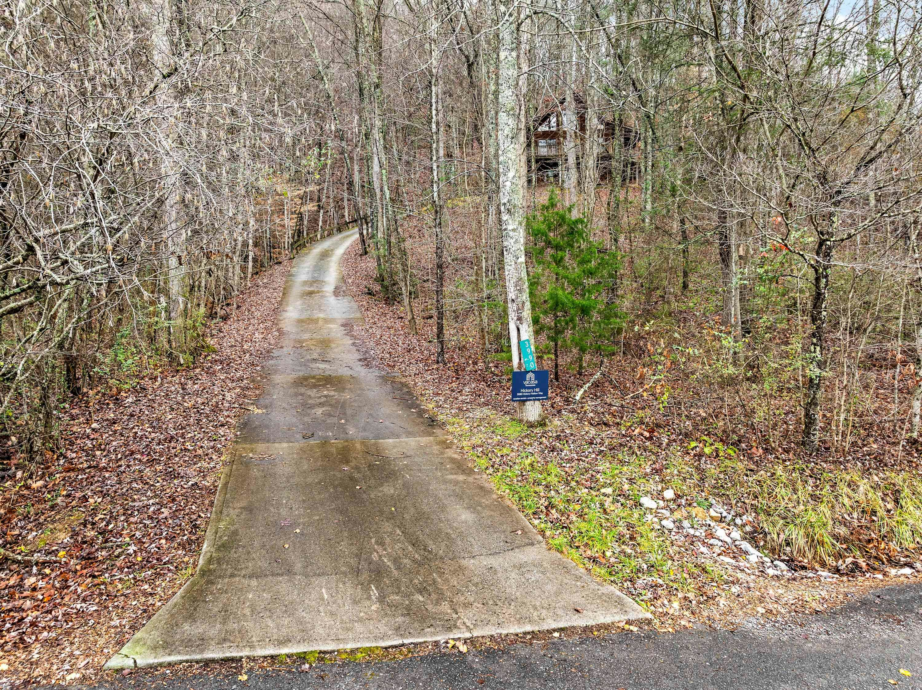 Cabin with Free Attraction Tickets, hot tub & catch-and-release fishing pond