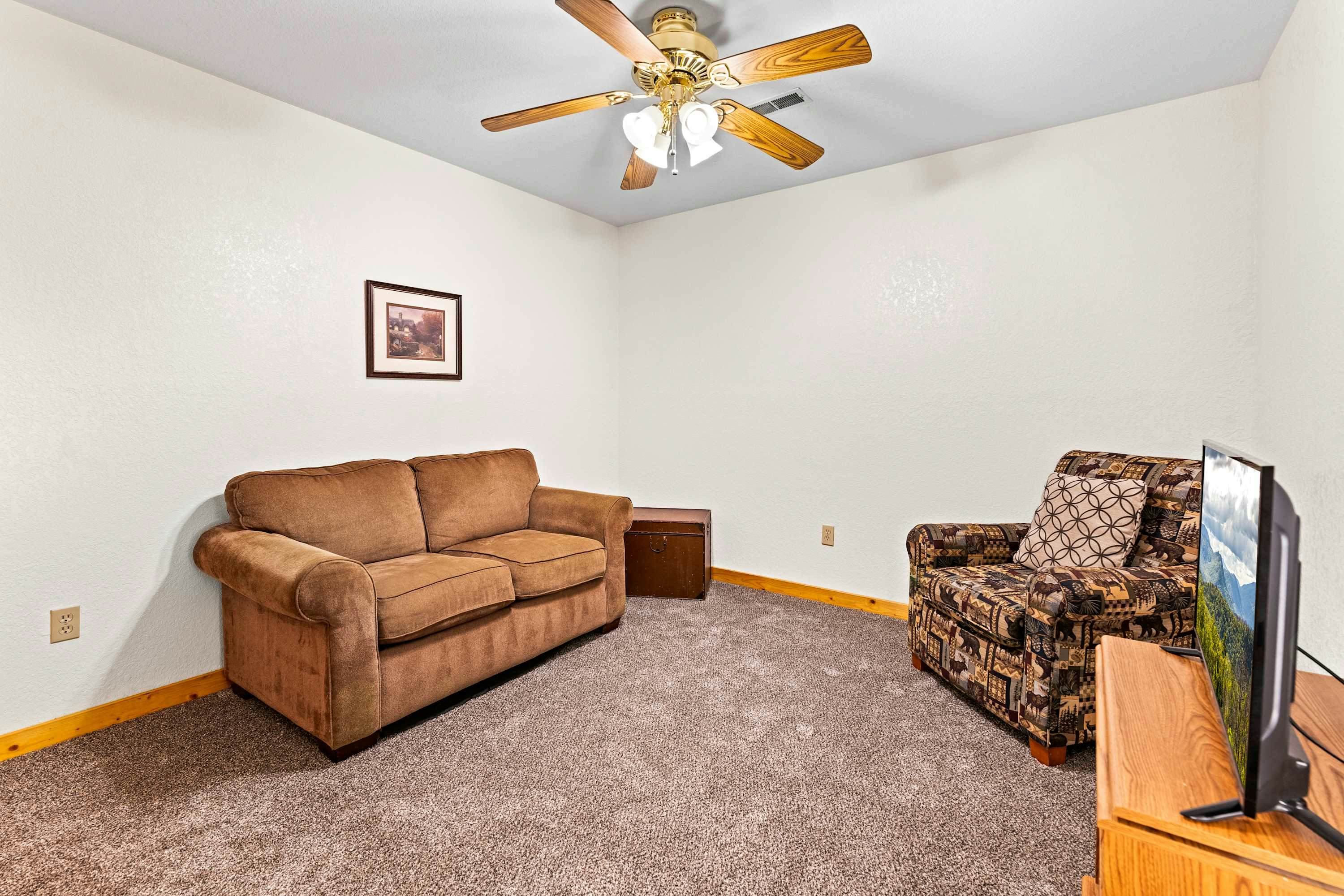 Cabin with Free Attraction Tickets, hot tub & catch-and-release fishing pond