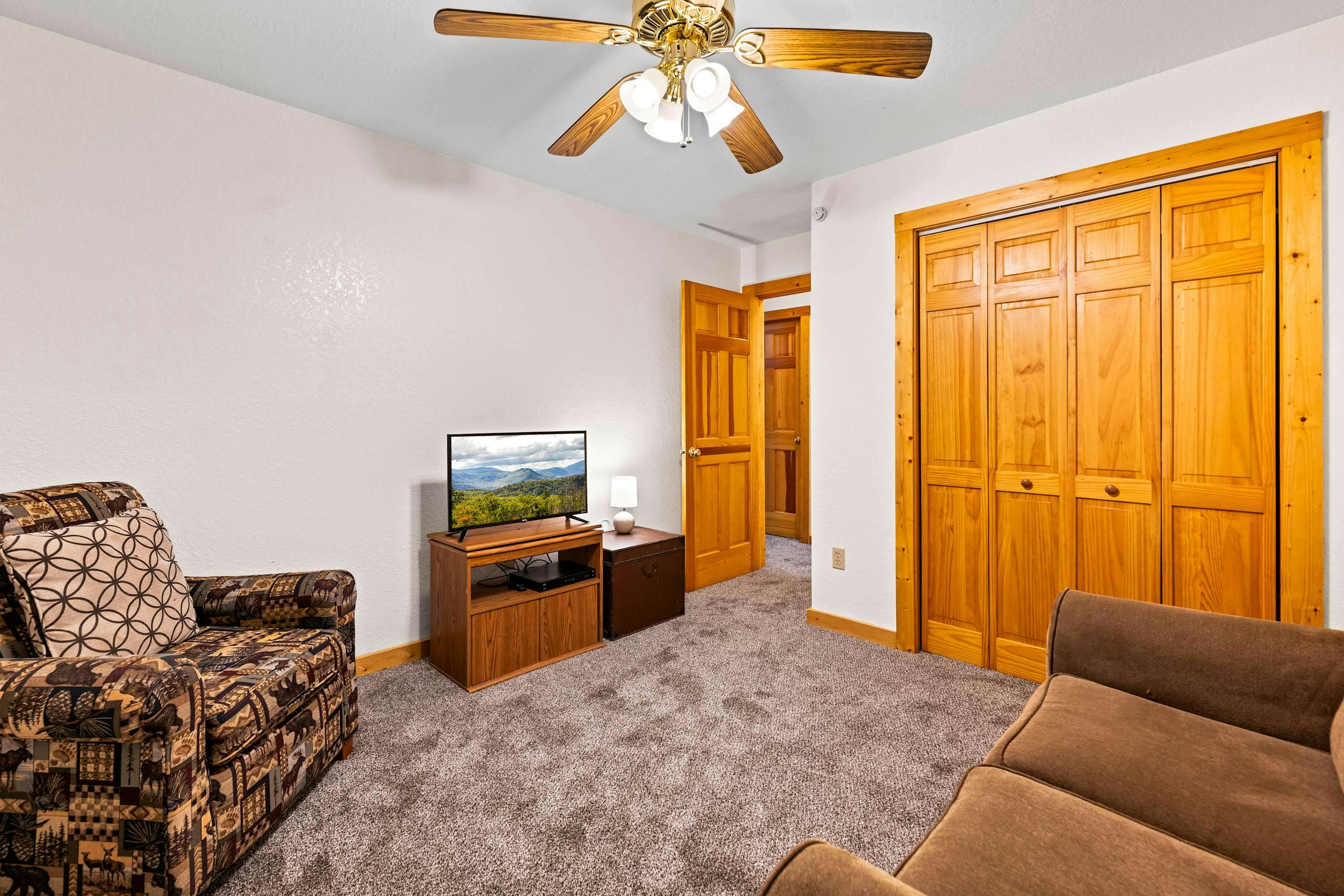 Cabin with Free Attraction Tickets, hot tub & catch-and-release fishing pond