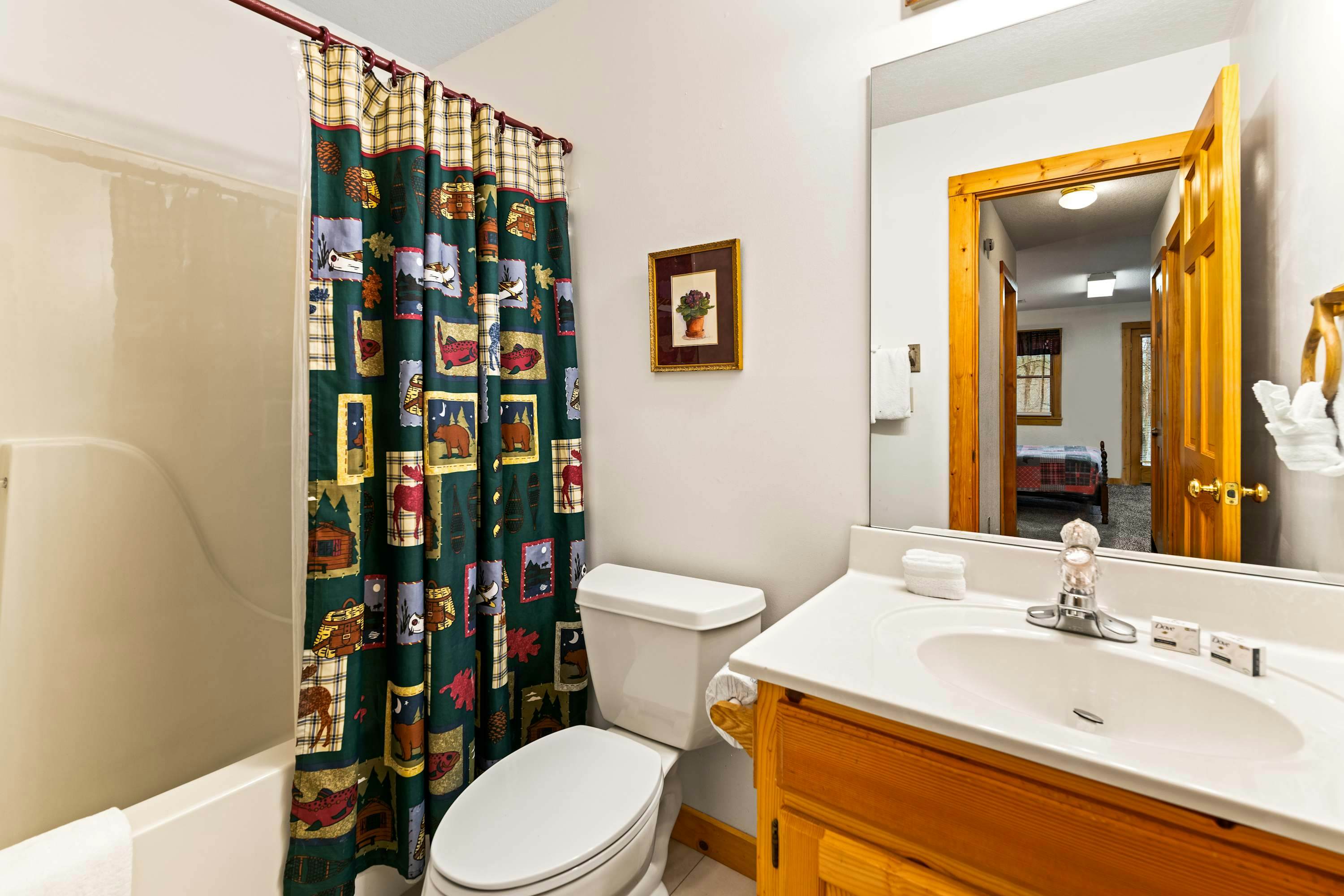 Cabin with Free Attraction Tickets, hot tub & catch-and-release fishing pond