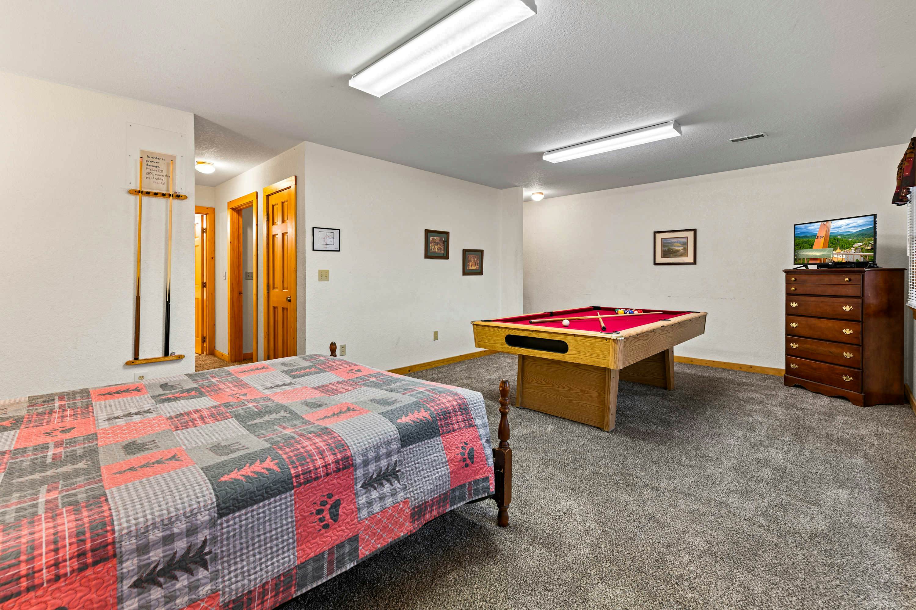 Cabin with Free Attraction Tickets, hot tub & catch-and-release fishing pond