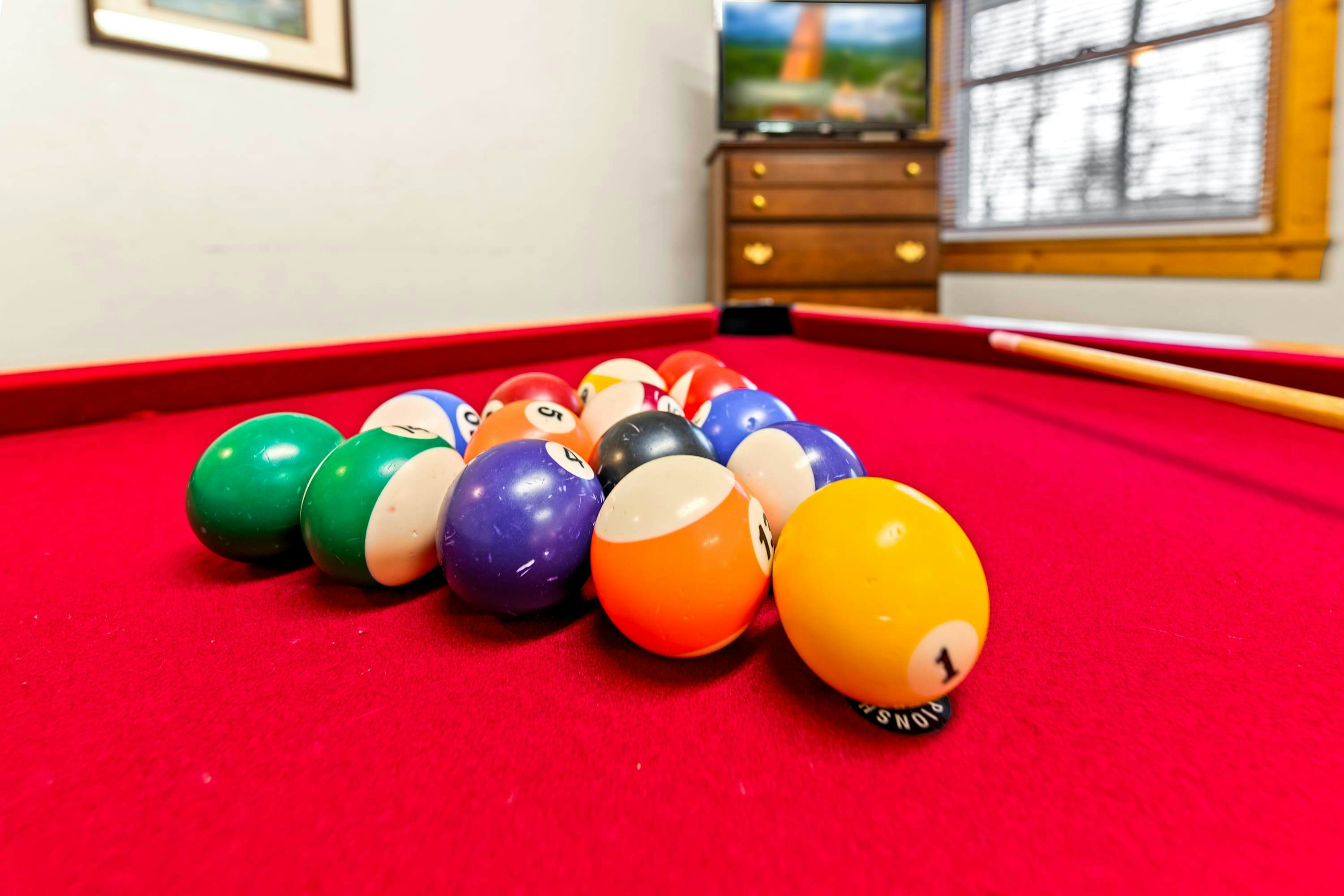 Cabin with Free Attraction Tickets, hot tub & catch-and-release fishing pond