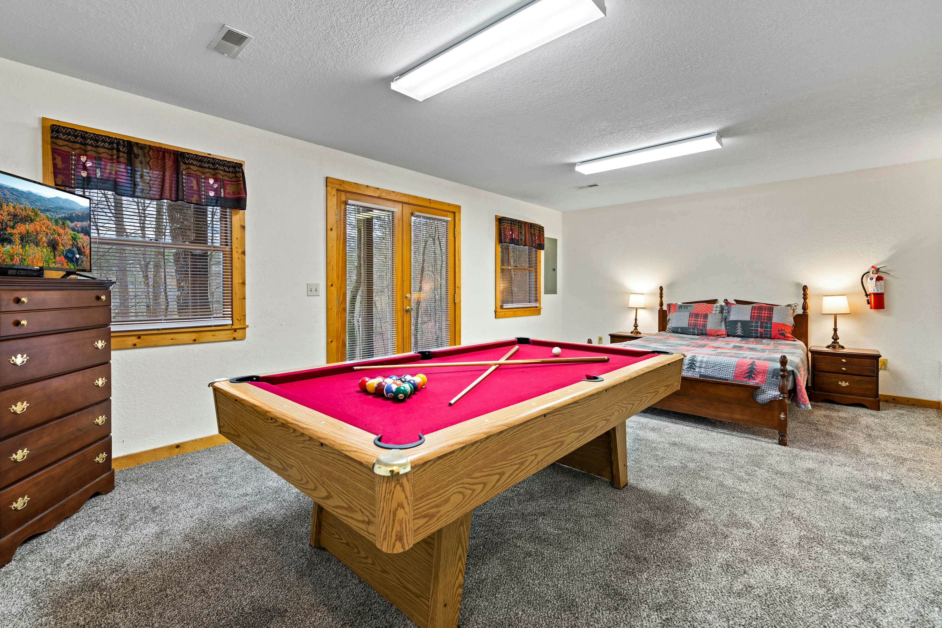 Cabin with Free Attraction Tickets, hot tub & catch-and-release fishing pond