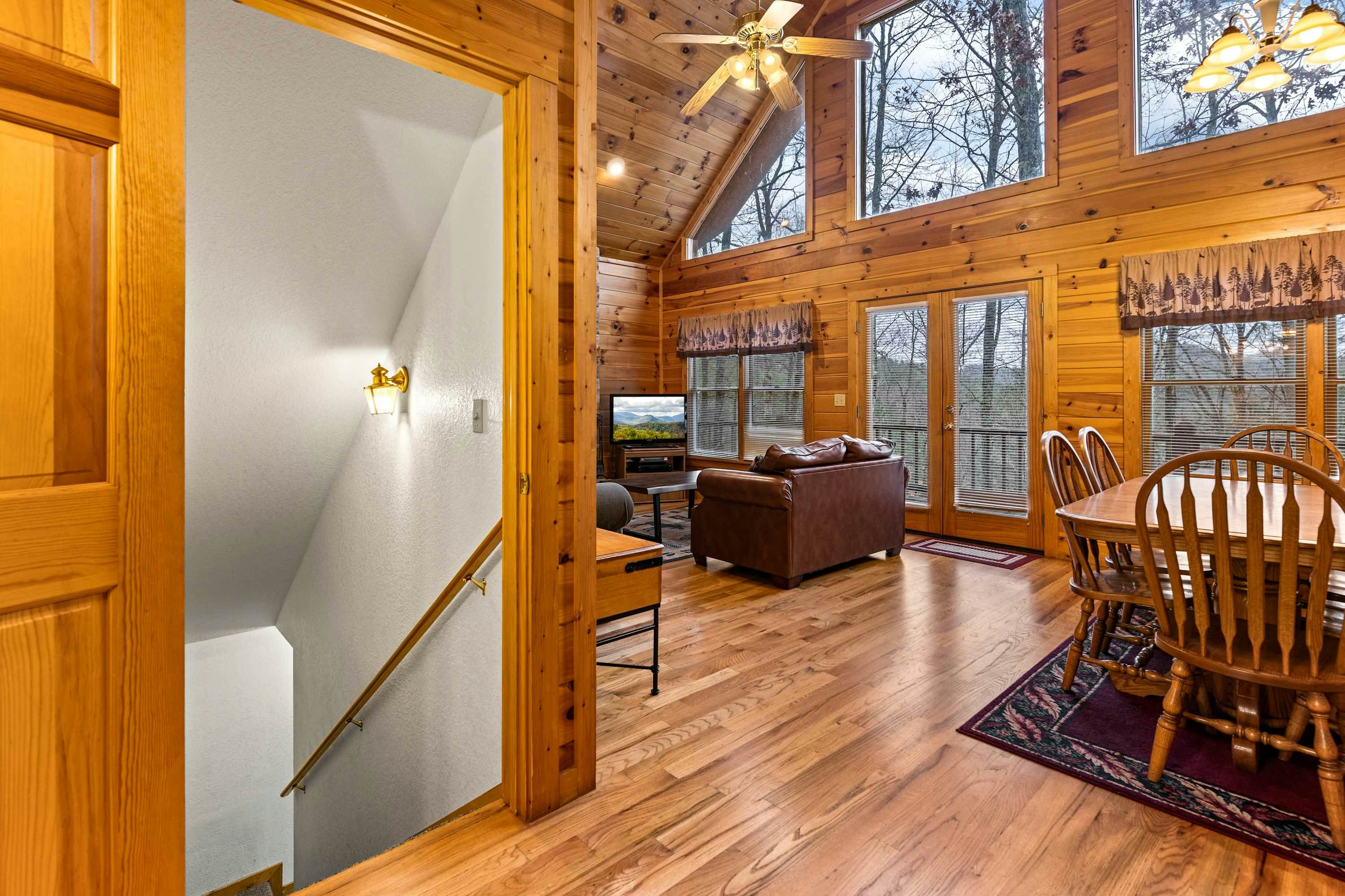 Cabin with Free Attraction Tickets, hot tub & catch-and-release fishing pond