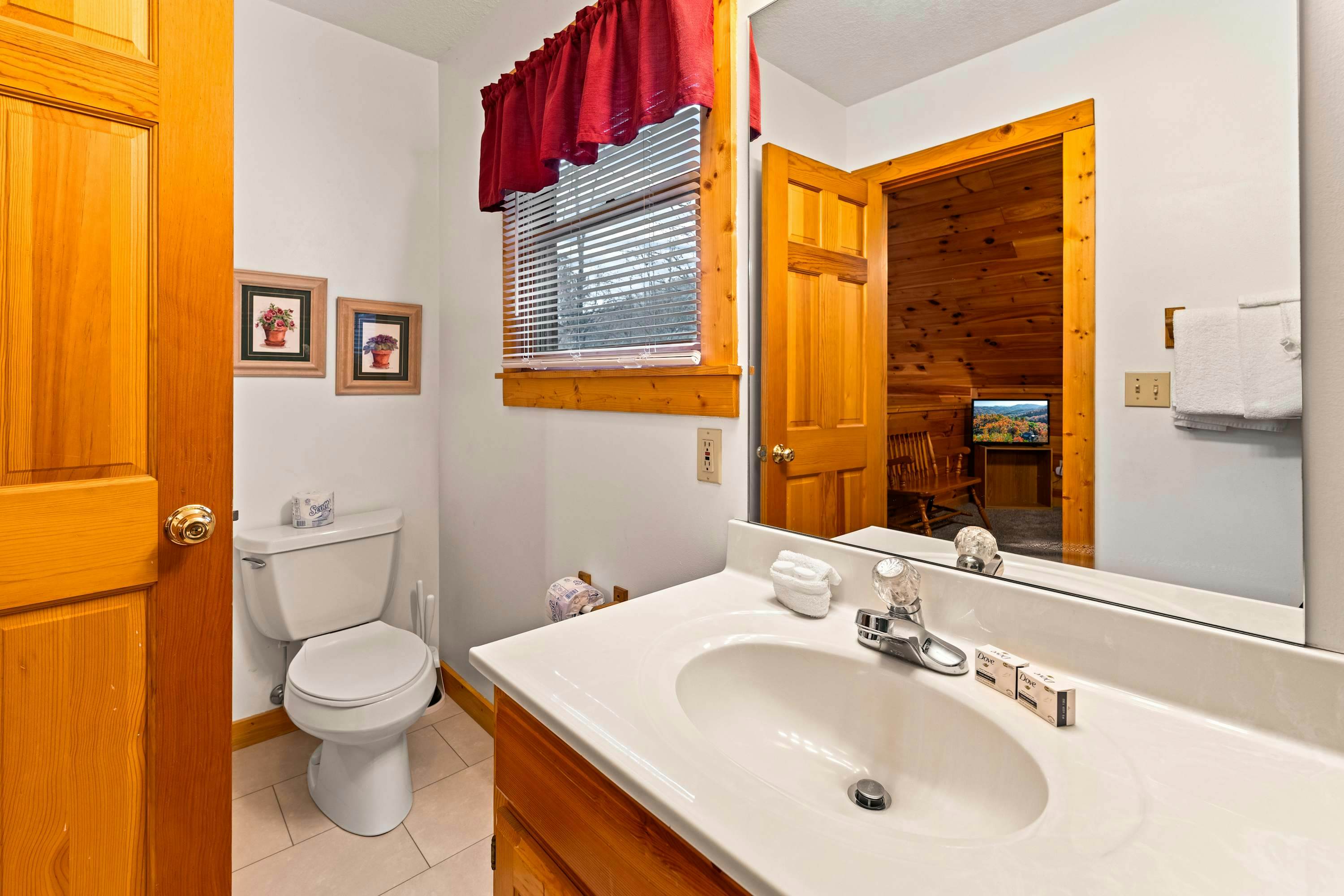 Cabin with Free Attraction Tickets, hot tub & catch-and-release fishing pond