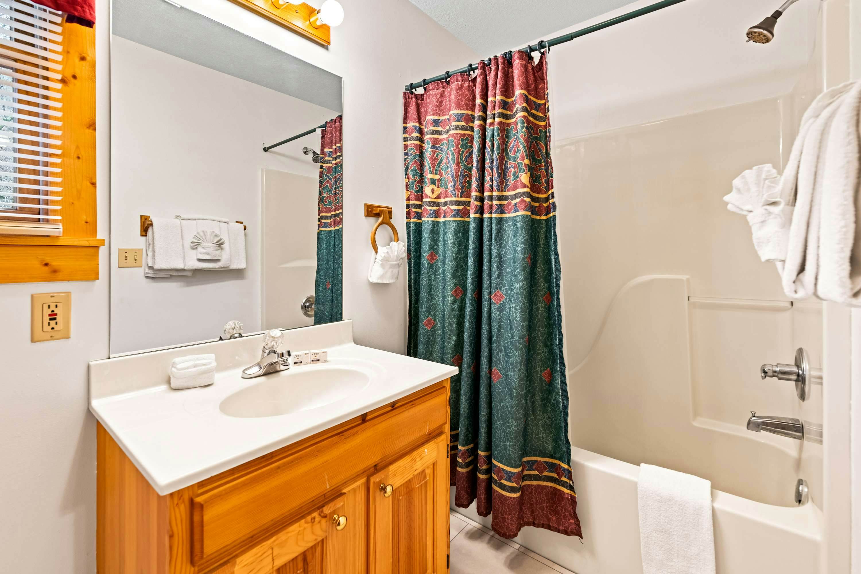 Cabin with Free Attraction Tickets, hot tub & catch-and-release fishing pond