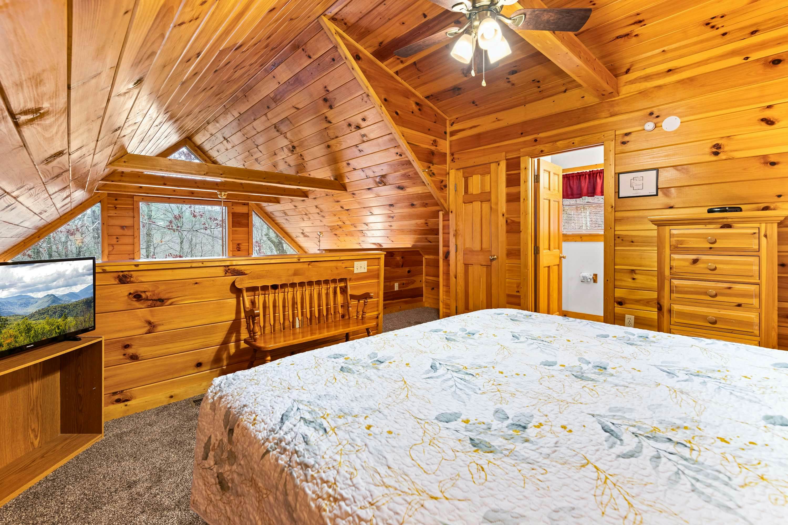 Cabin with Free Attraction Tickets, hot tub & catch-and-release fishing pond