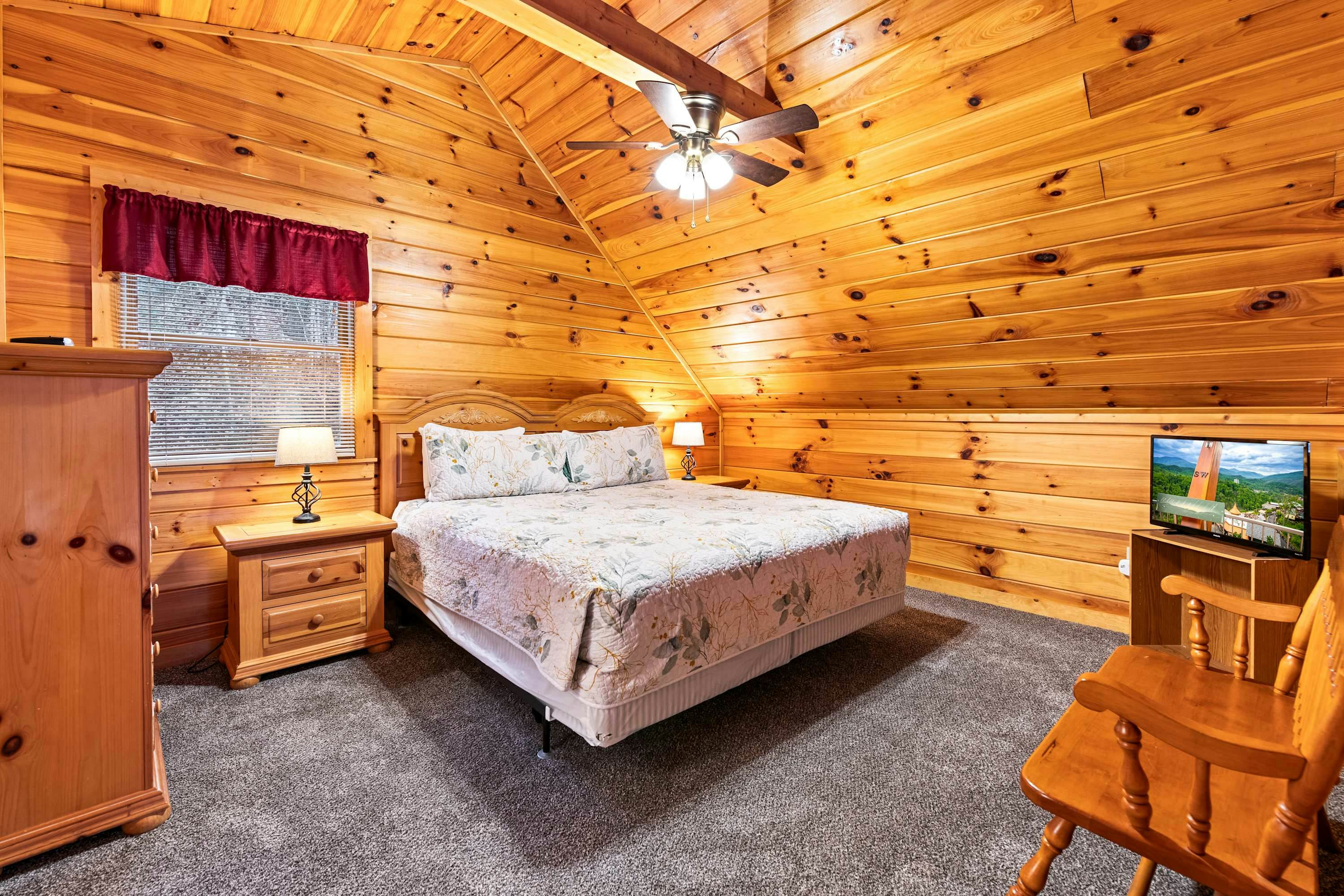 Cabin with Free Attraction Tickets, hot tub & catch-and-release fishing pond